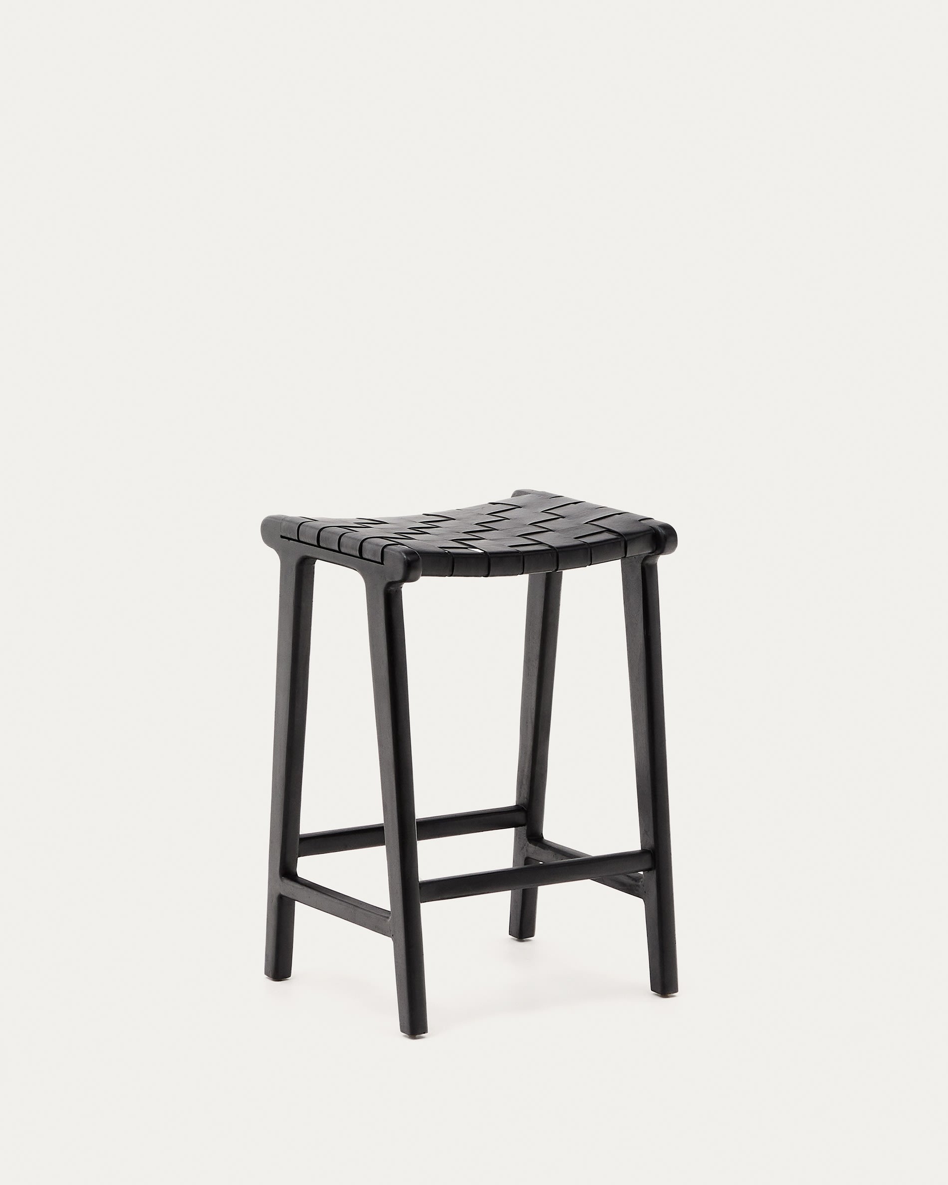 Calixta Hocker aus Leder und massivem Mahagoni mit schwarzem Finish, Höhe 67 cm in Schwarz präsentiert im Onlineshop von KAQTU Design AG. Hocker ist von Kave Home