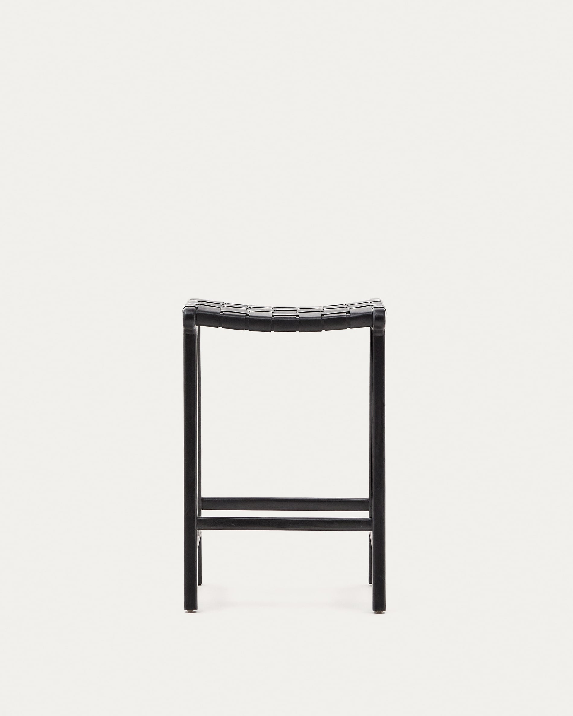 Calixta Hocker aus Leder und massivem Mahagoni mit schwarzem Finish, Höhe 67 cm in Schwarz präsentiert im Onlineshop von KAQTU Design AG. Hocker ist von Kave Home