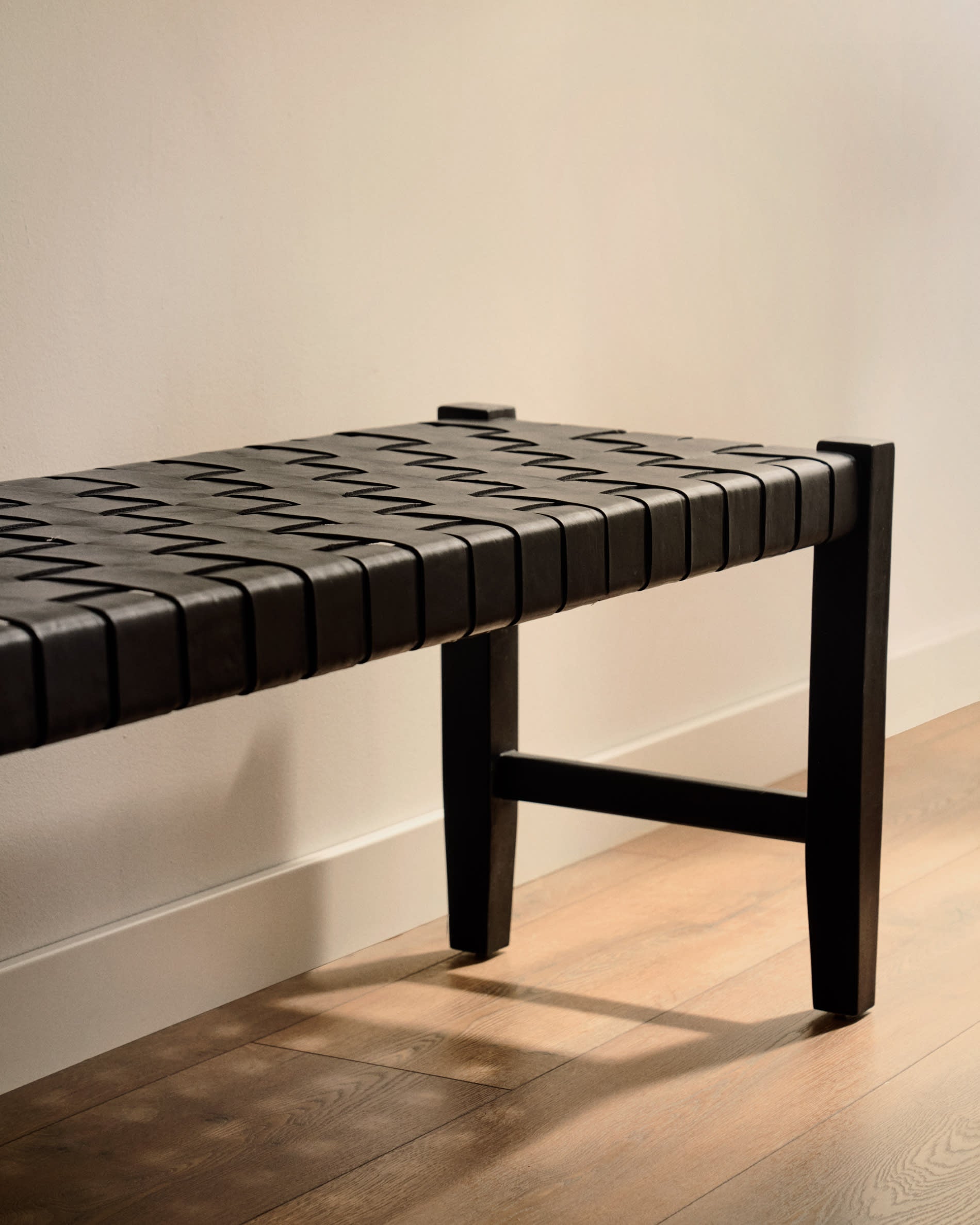 Calixta Bank aus Leder und massivem Mahagoni mit schwarzem Finish 120 cm in Schwarz präsentiert im Onlineshop von KAQTU Design AG. Sitzbank ist von Kave Home