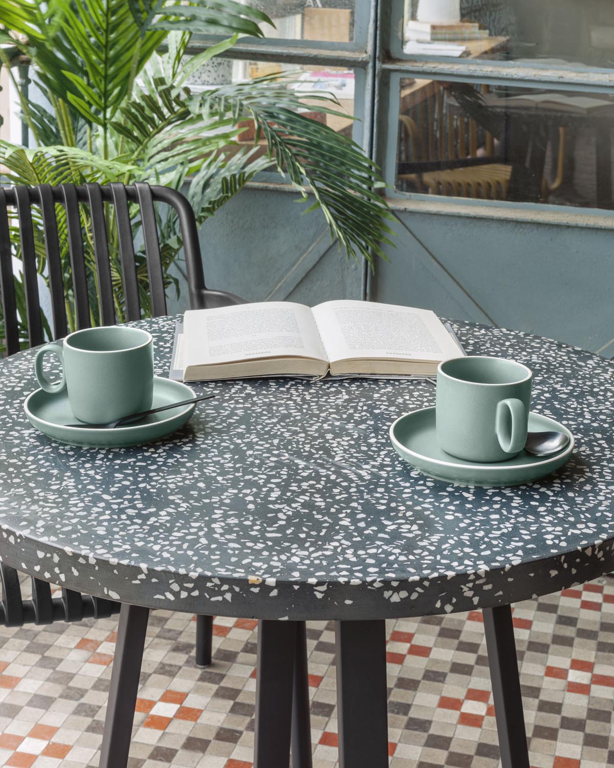 Tella runder Tisch Terrazzo schwarz und Stahlbeine Ø 70 cm in Schwarz präsentiert im Onlineshop von KAQTU Design AG. Esstisch ist von Kave Home