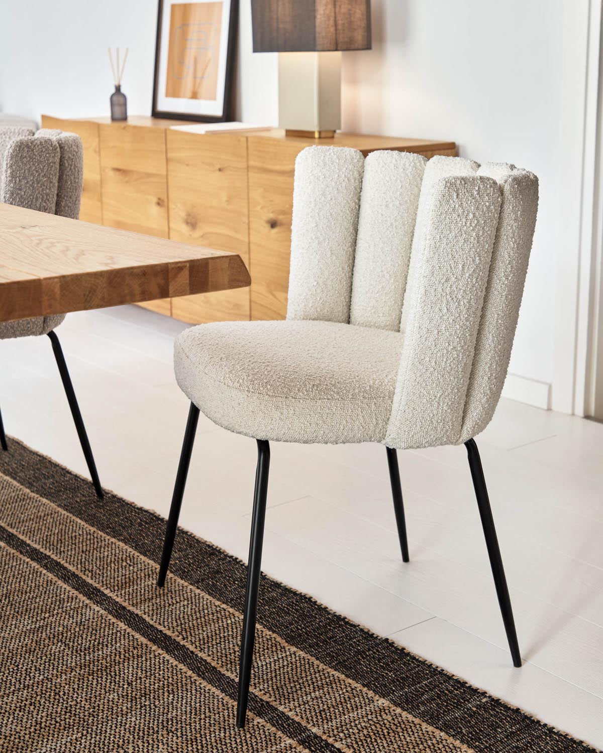 Aniela Stuhl Bouclé in Weiß und Metallbeinen mit schwarzem Finish in Weiß präsentiert im Onlineshop von KAQTU Design AG. Stuhl ist von Kave Home