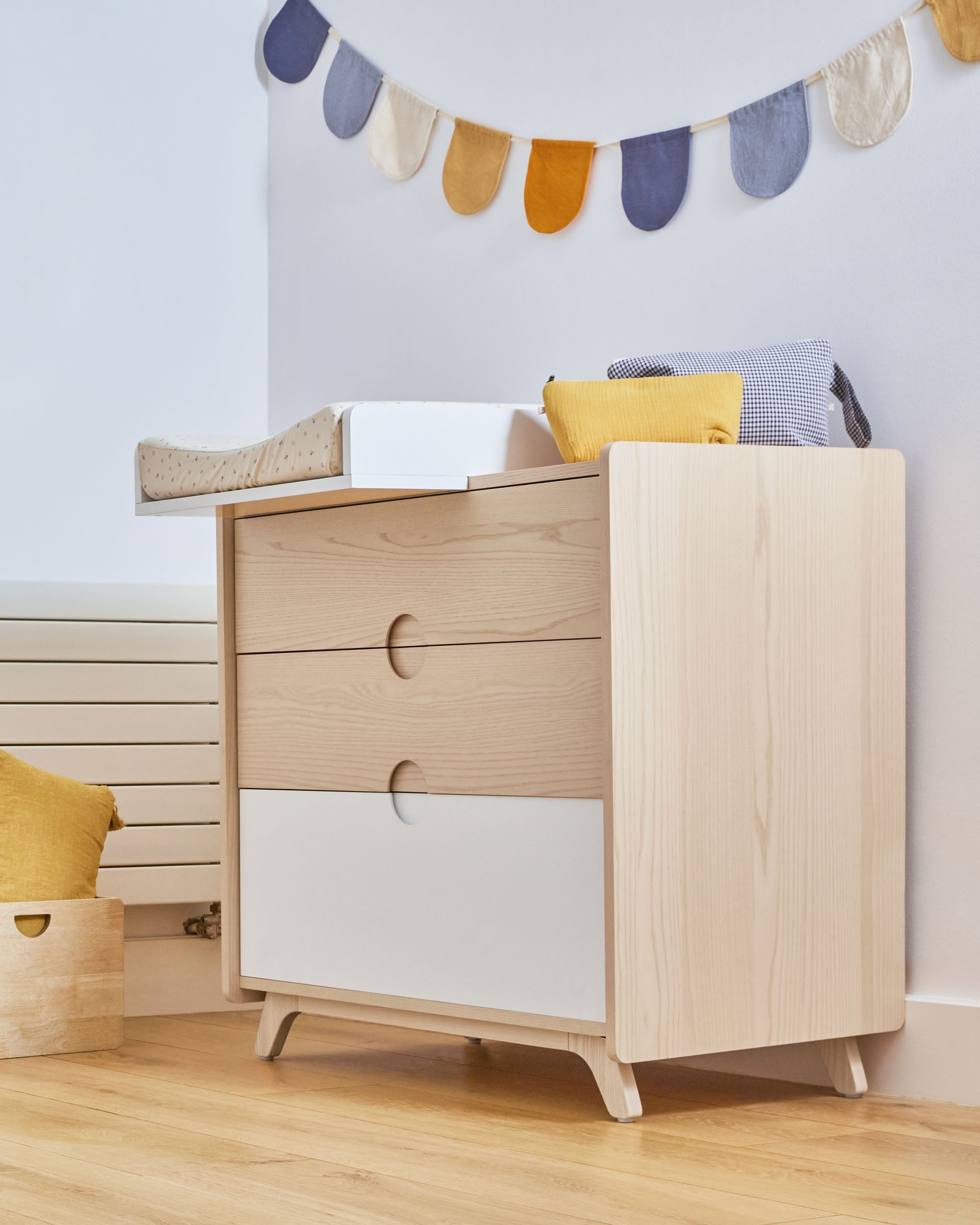 Nunila Kommode Eschenfurnier und Beine aus massivem Eschenholz 90 x 90 cm in Braun präsentiert im Onlineshop von KAQTU Design AG. High-Sideboard ist von Kave Home