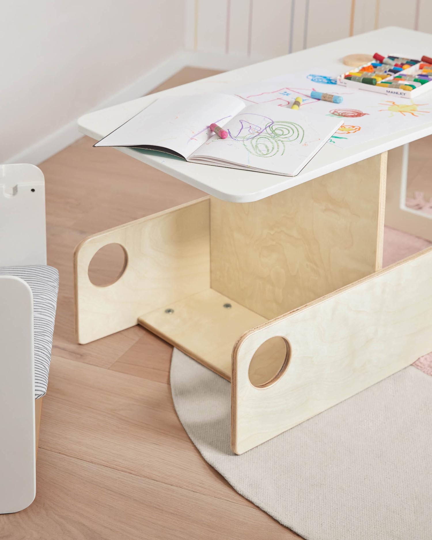 Nuun Lernturm Birkenfurnier in Braun präsentiert im Onlineshop von KAQTU Design AG. Spiele Kids ist von Kave Home