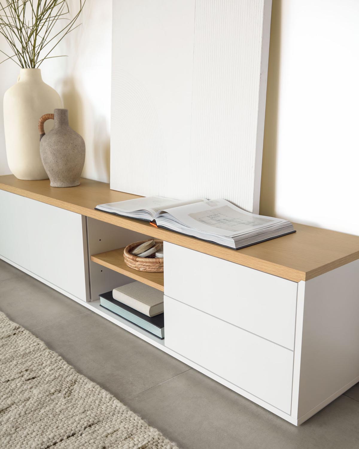 Abilen TV-Schrank 2 Türen 2 Schubladen Eichenfurnier weiße Lackierung 200 x 44 cm FSC 100% in Weiß, Natur präsentiert im Onlineshop von KAQTU Design AG. Sideboard ist von Kave Home