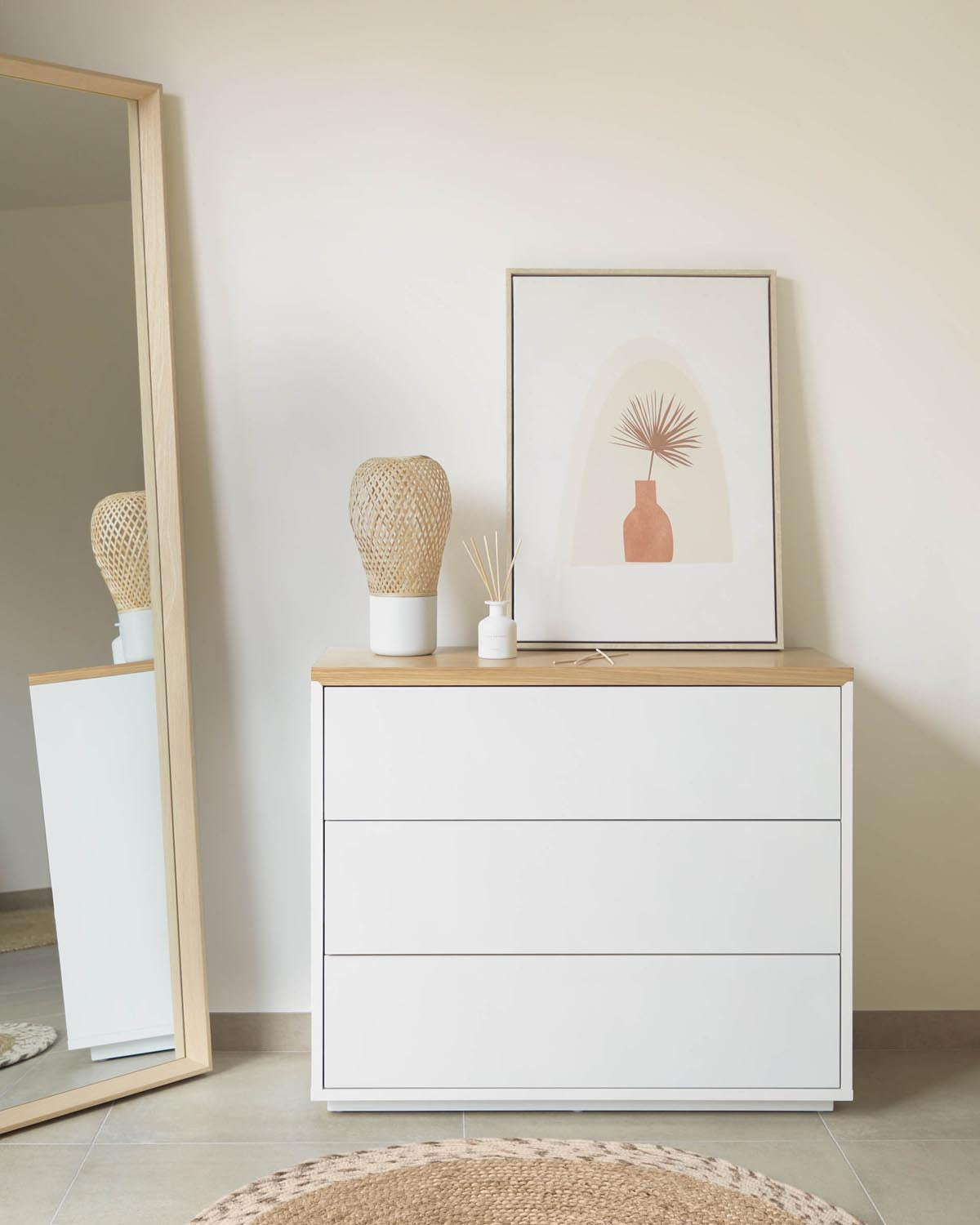 Abilen Kommode mit 3 Schubladen Eichenfurnier und weiß lackiert 90 x 75 cm in Weiß, Natur präsentiert im Onlineshop von KAQTU Design AG. Cabinet ist von Kave Home