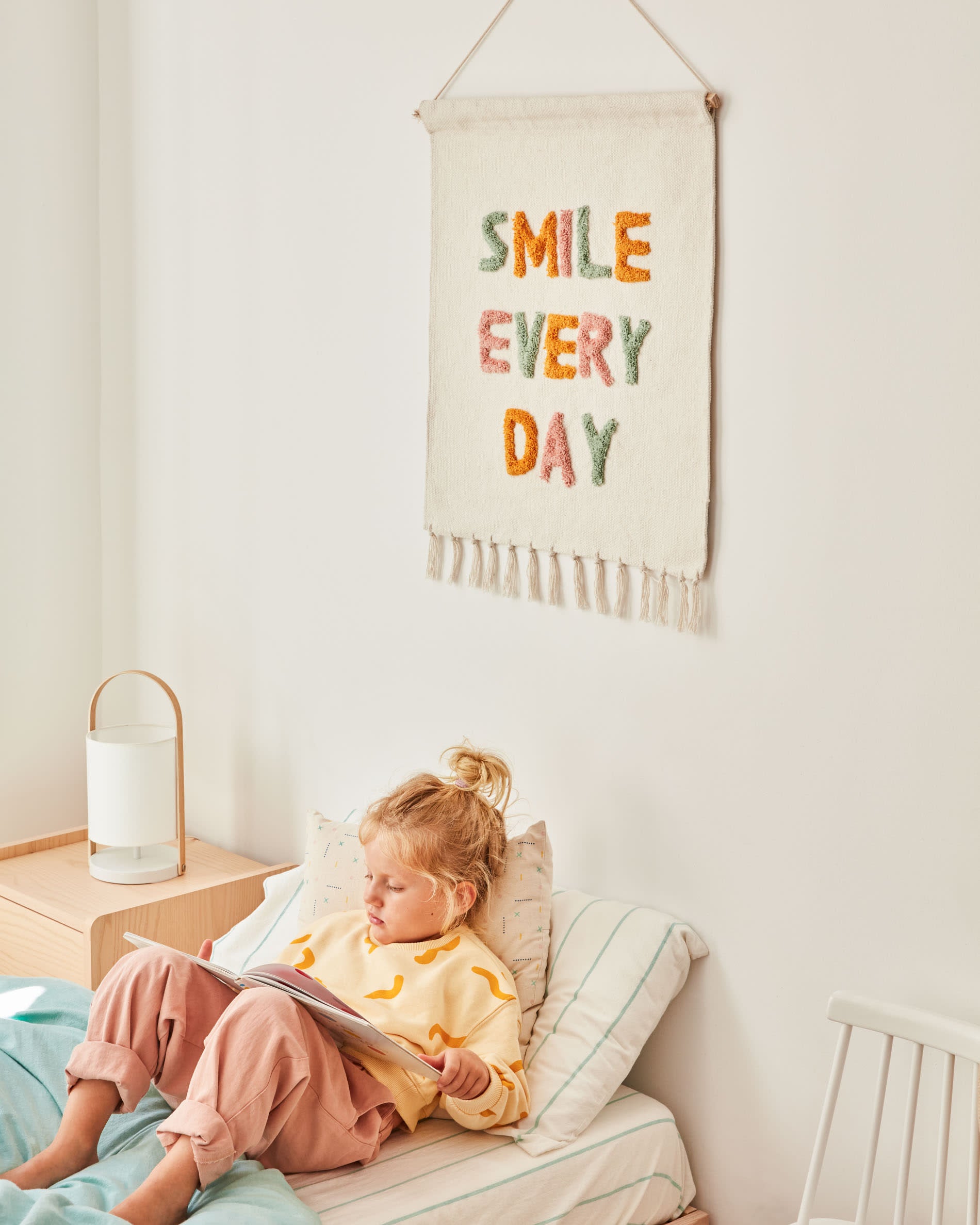 Tressia Kinderstuhl aus massivem Kautschukholz mit weissem und natürlichem Finish in Weiß präsentiert im Onlineshop von KAQTU Design AG. Stuhl ist von Kave Home