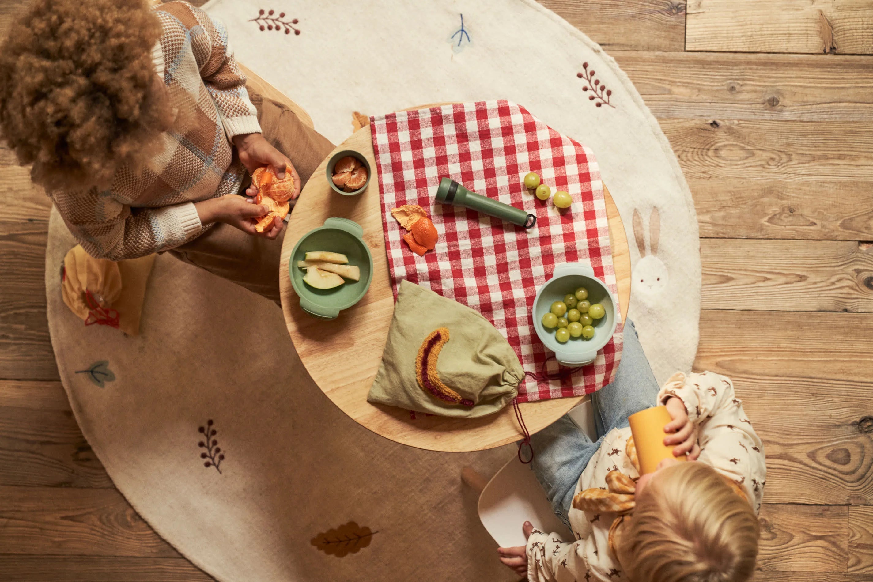 Der Tressia Kinderstuhl vereint robustes Kautschukholz mit elegantem Design, ideal für sicheres und stilvolles Spielen.