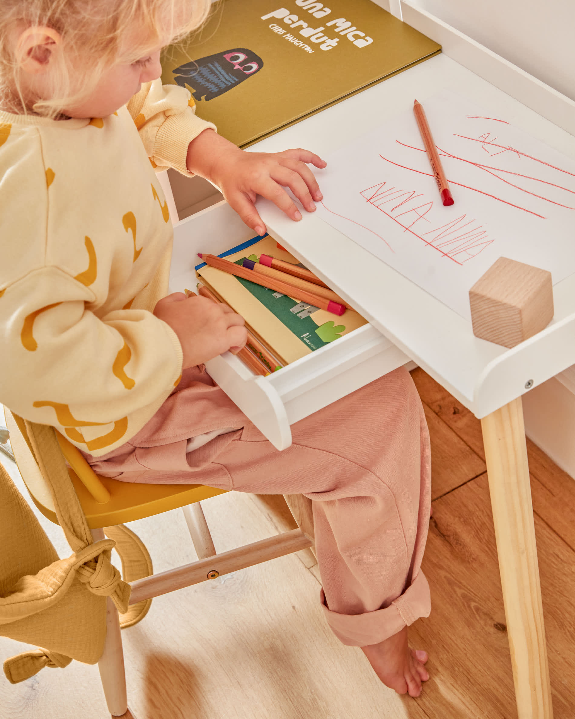 Kinderstuhl Tressia aus massivem Kautschukholz mit natürlichem Finish in Braun präsentiert im Onlineshop von KAQTU Design AG. Stuhl ist von Kave Home