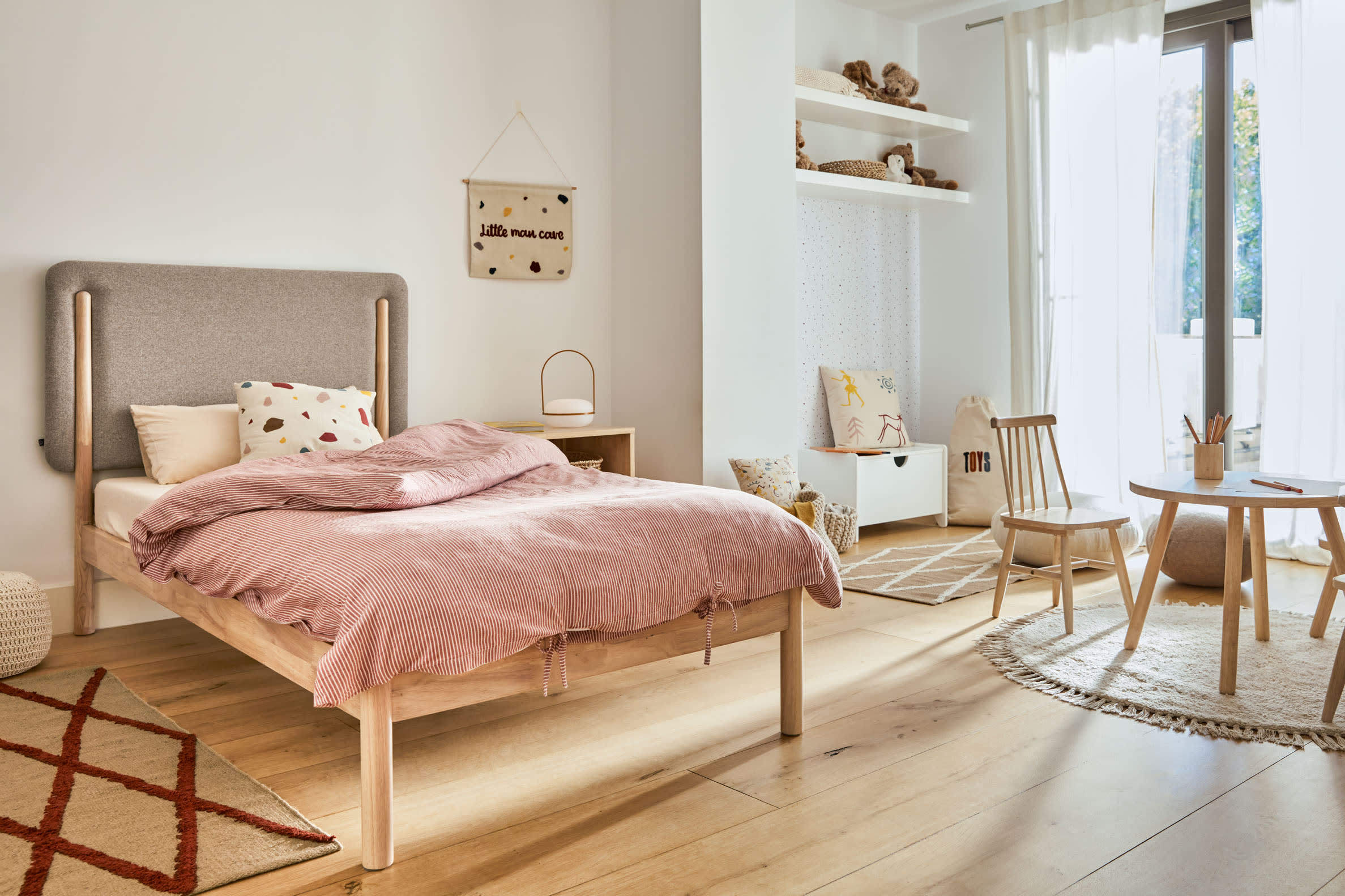 Kinderstuhl Tressia aus massivem Kautschukholz mit natürlichem Finish in Braun präsentiert im Onlineshop von KAQTU Design AG. Stuhl ist von Kave Home