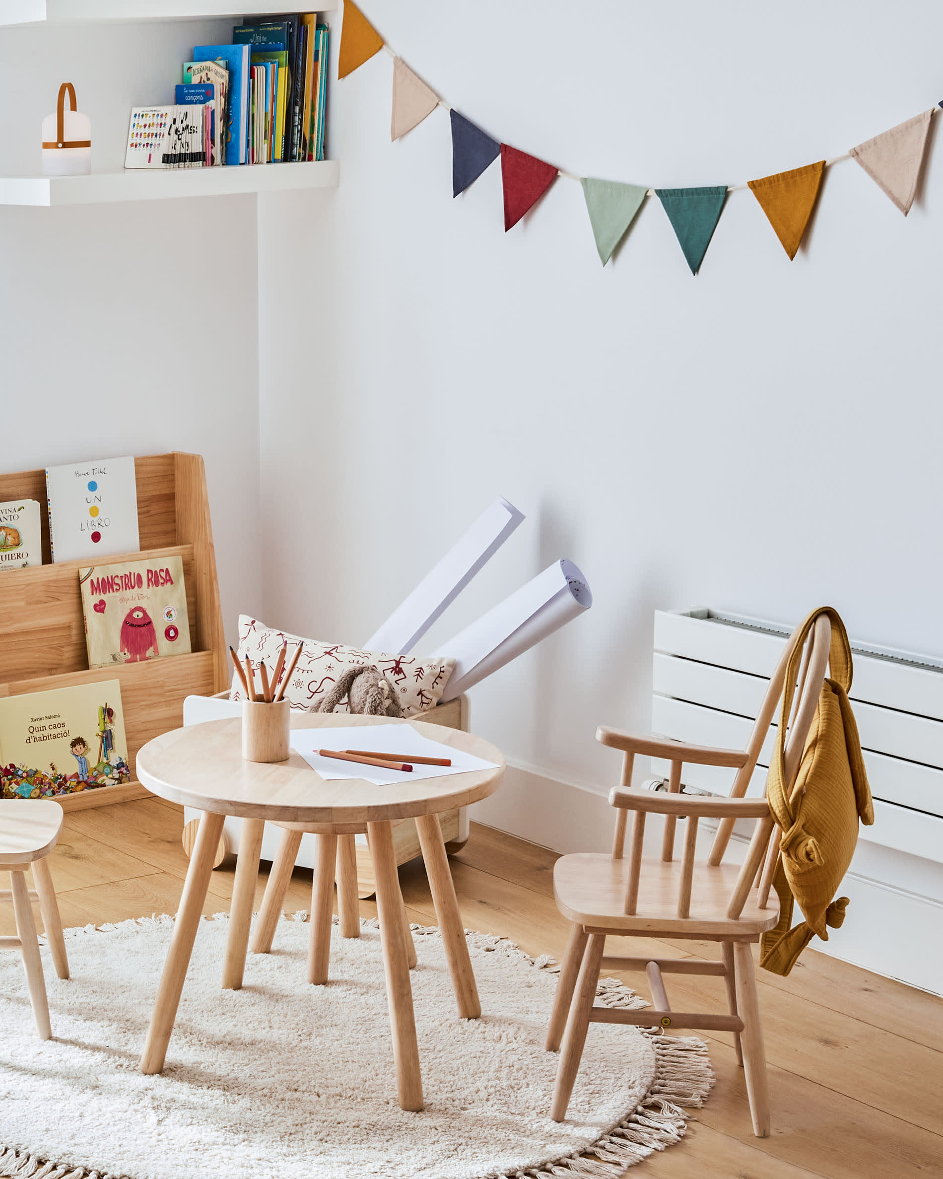 Kinderstuhl Tressia aus massivem Kautschukholz mit natürlichem Finish in Braun präsentiert im Onlineshop von KAQTU Design AG. Stuhl ist von Kave Home