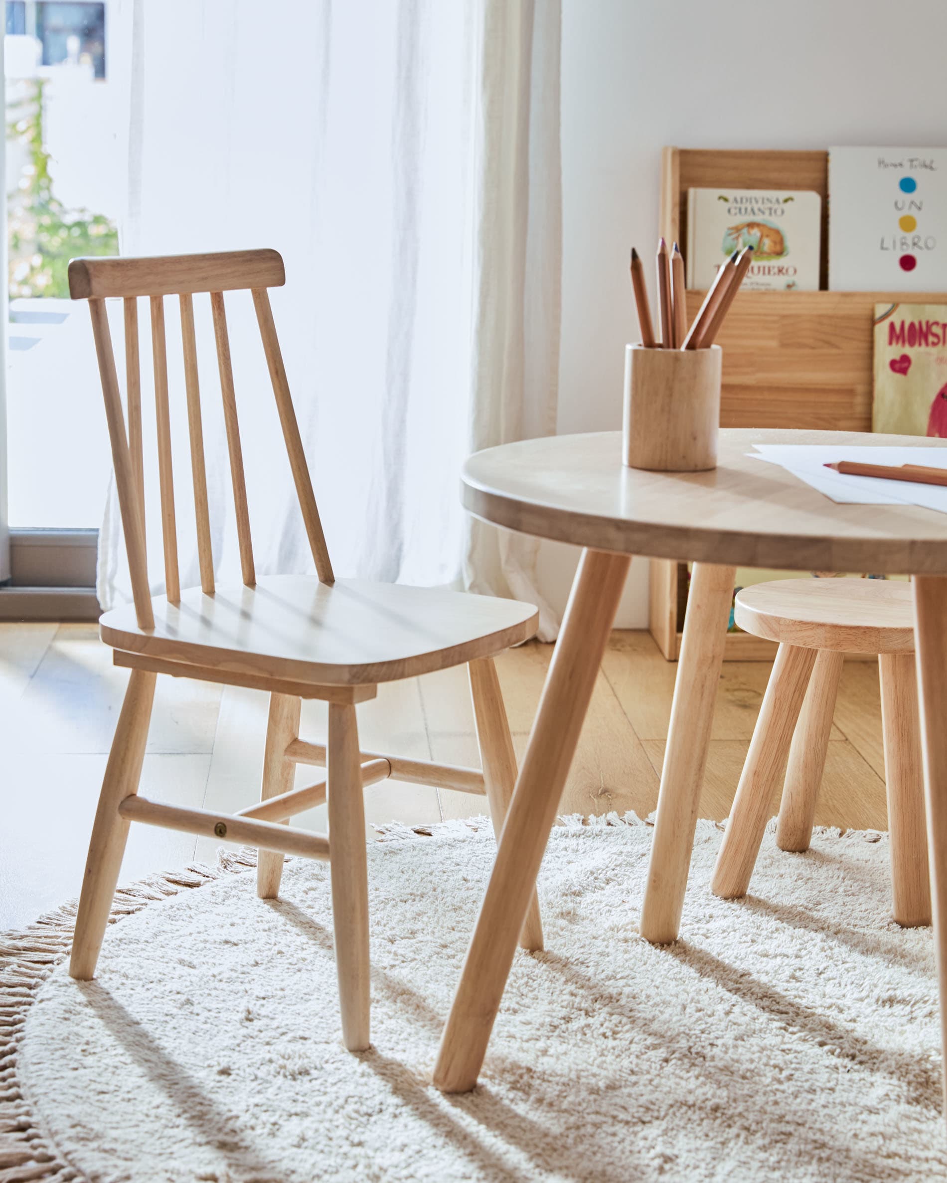 Kinderstuhl Tressia aus massivem Kautschukholz mit natürlichem Finish in Braun präsentiert im Onlineshop von KAQTU Design AG. Stuhl ist von Kave Home