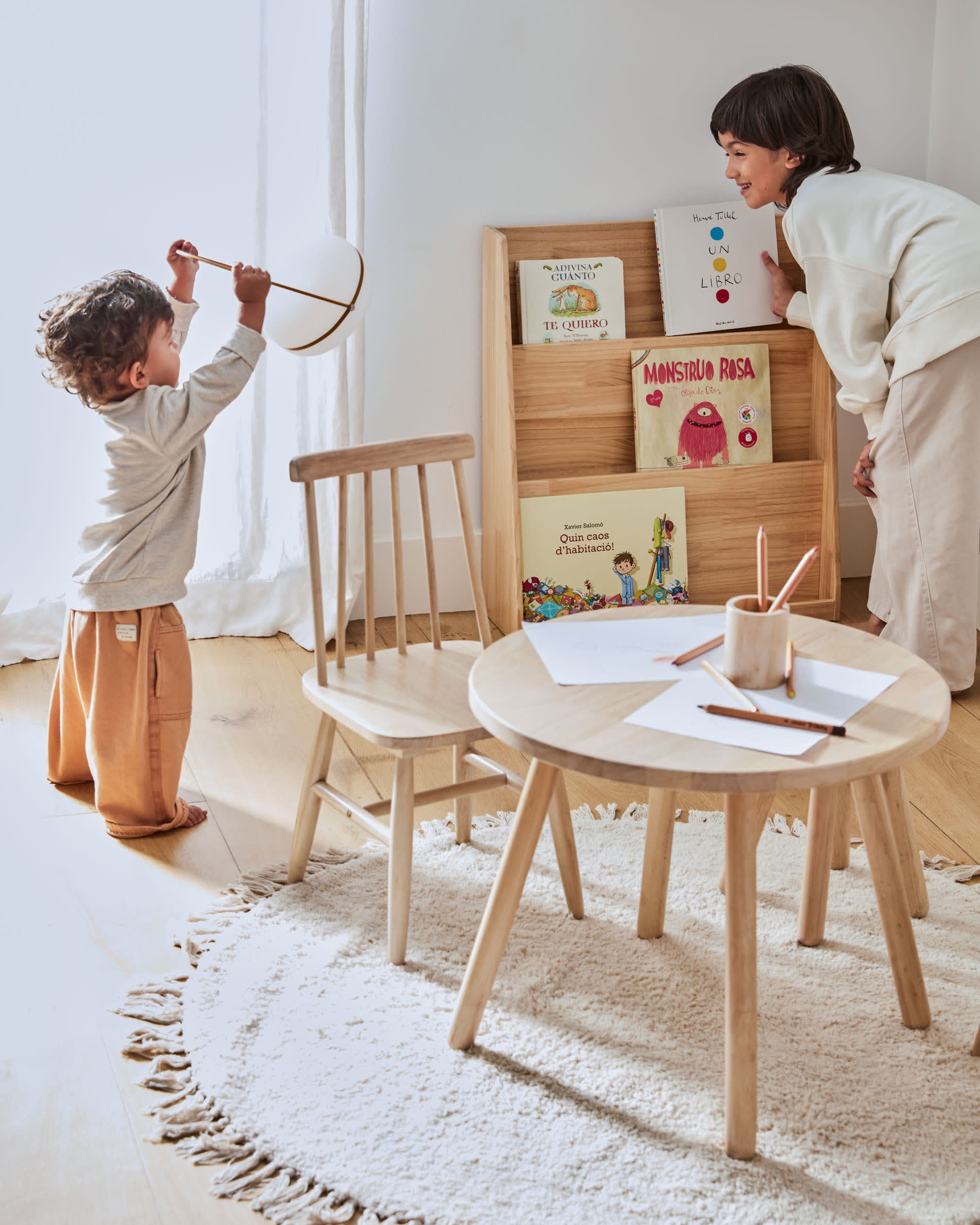 Kinderstuhl Tressia aus massivem Kautschukholz mit natürlichem Finish in Braun präsentiert im Onlineshop von KAQTU Design AG. Stuhl ist von Kave Home