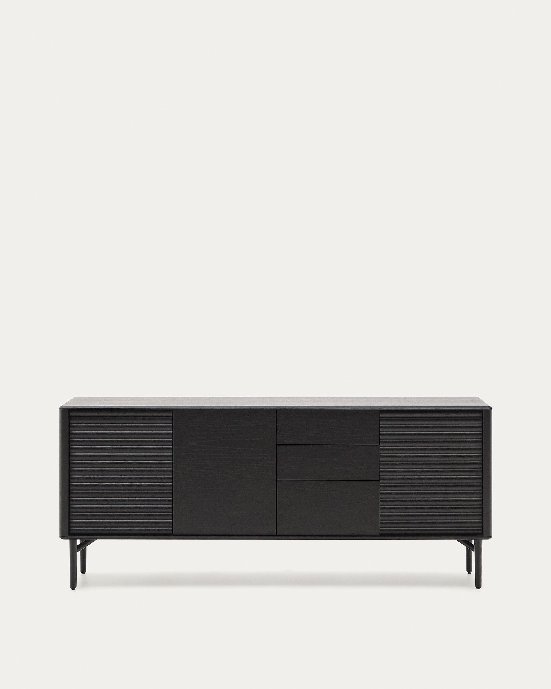 Highboard Lenon 3 Türen 3 Schubladen Eiche massiv und furniert schwarz 200x86cm FSC Mix Kredit in Schwarz präsentiert im Onlineshop von KAQTU Design AG. High-Sideboard ist von Kave Home