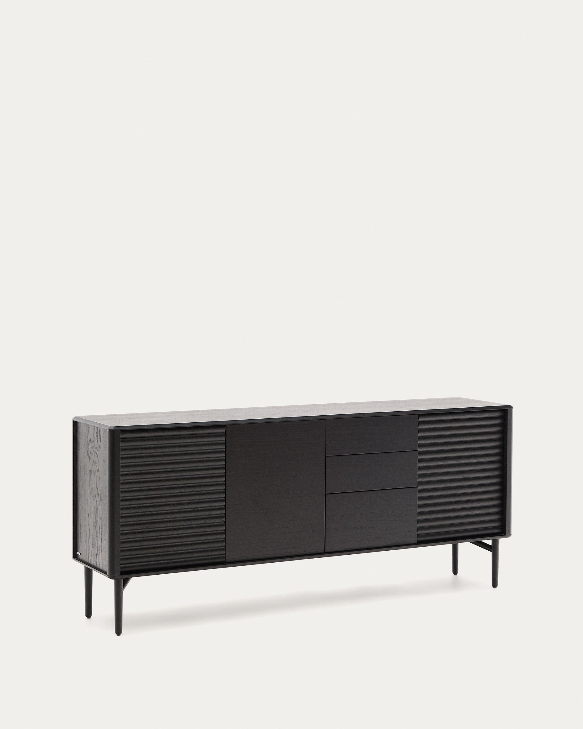 Highboard Lenon 3 Türen 3 Schubladen Eiche massiv und furniert schwarz 200x86cm FSC Mix Kredit in Schwarz präsentiert im Onlineshop von KAQTU Design AG. High-Sideboard ist von Kave Home