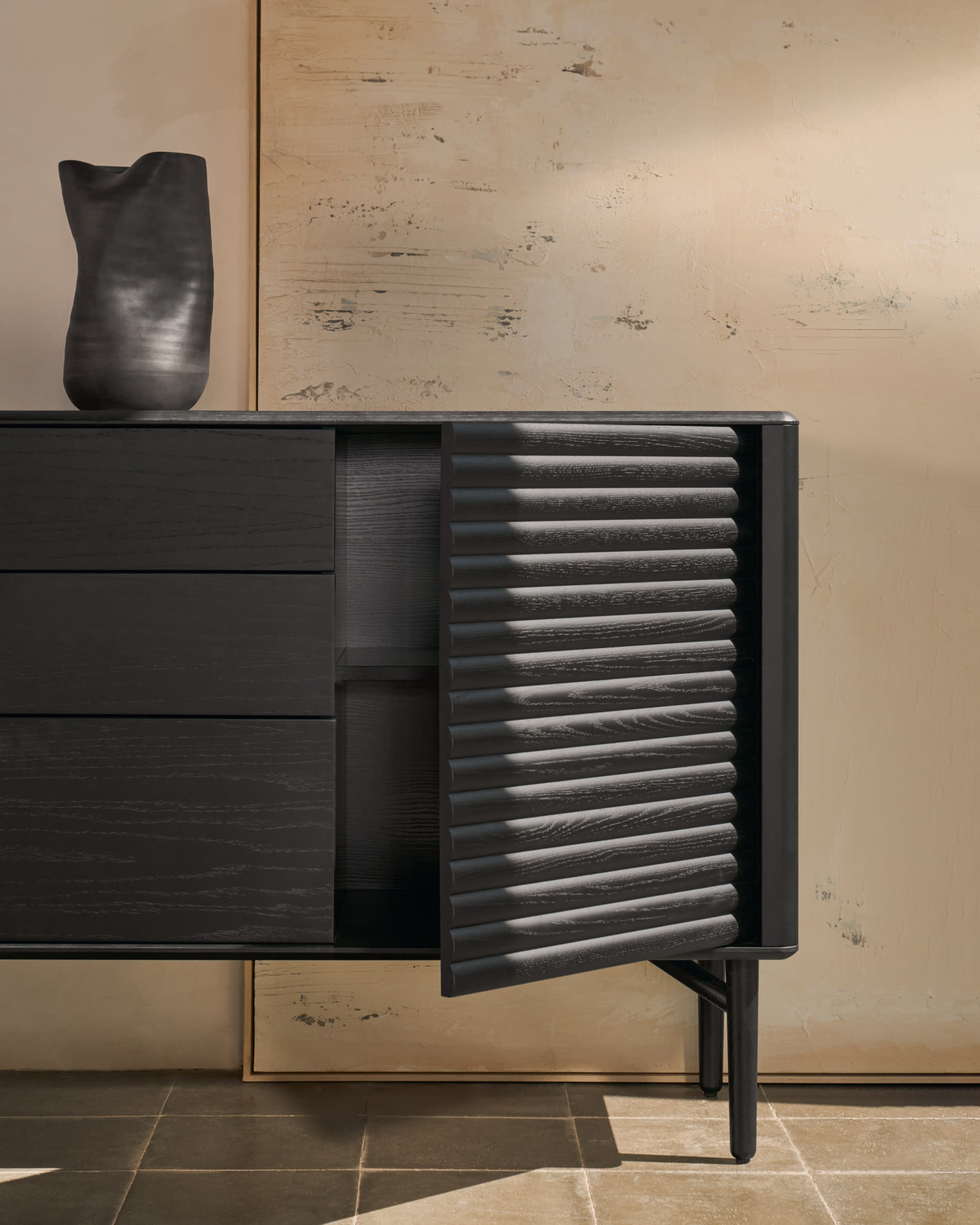 Highboard Lenon 3 Türen 3 Schubladen Eiche massiv und furniert schwarz 200x86cm FSC Mix Kredit in Schwarz präsentiert im Onlineshop von KAQTU Design AG. High-Sideboard ist von Kave Home