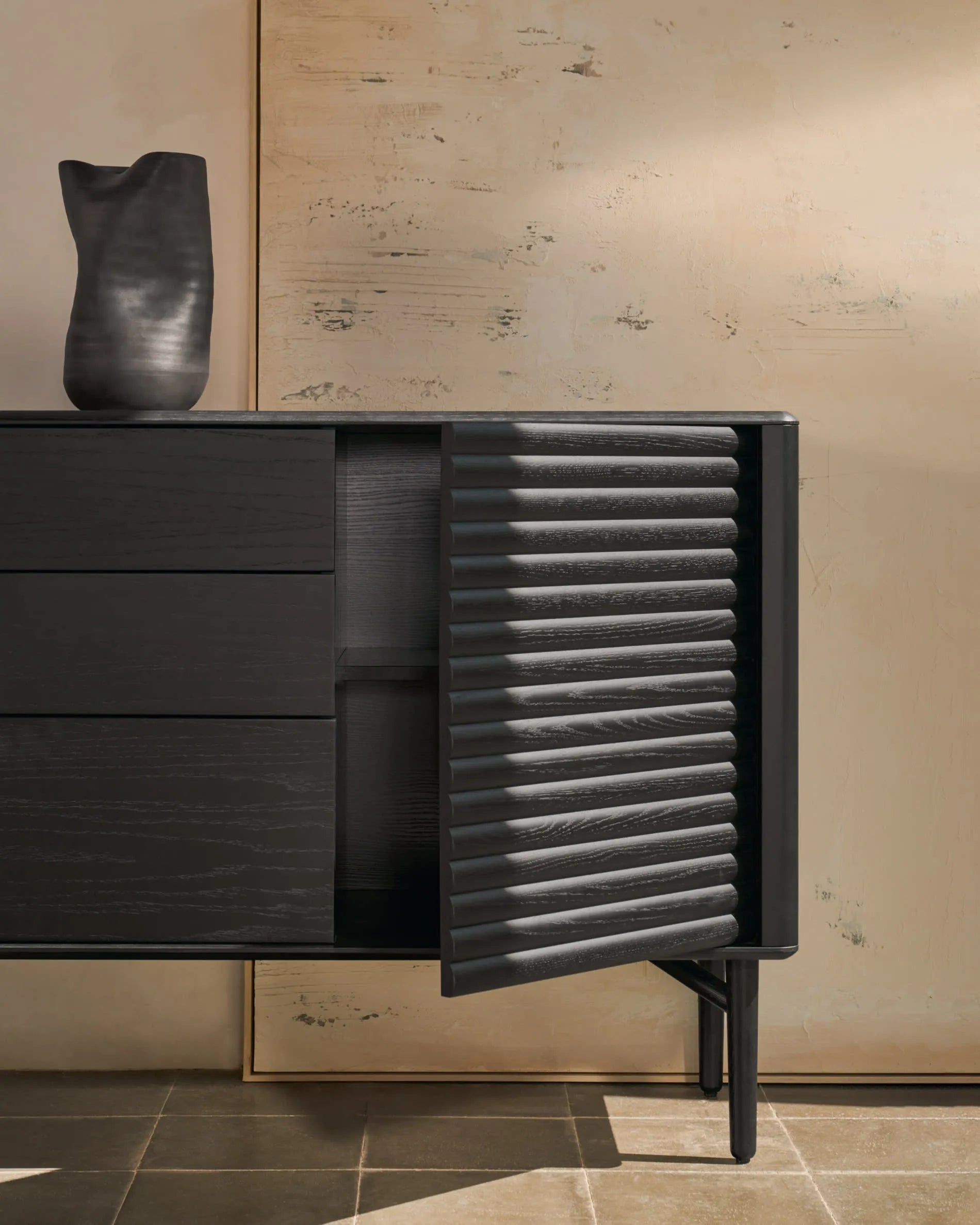 Elegantes Highboard aus Eiche, 3 Türen, 3 Schubladen, 200x86cm, FSC-zertifiziert, modern und nachhaltig.