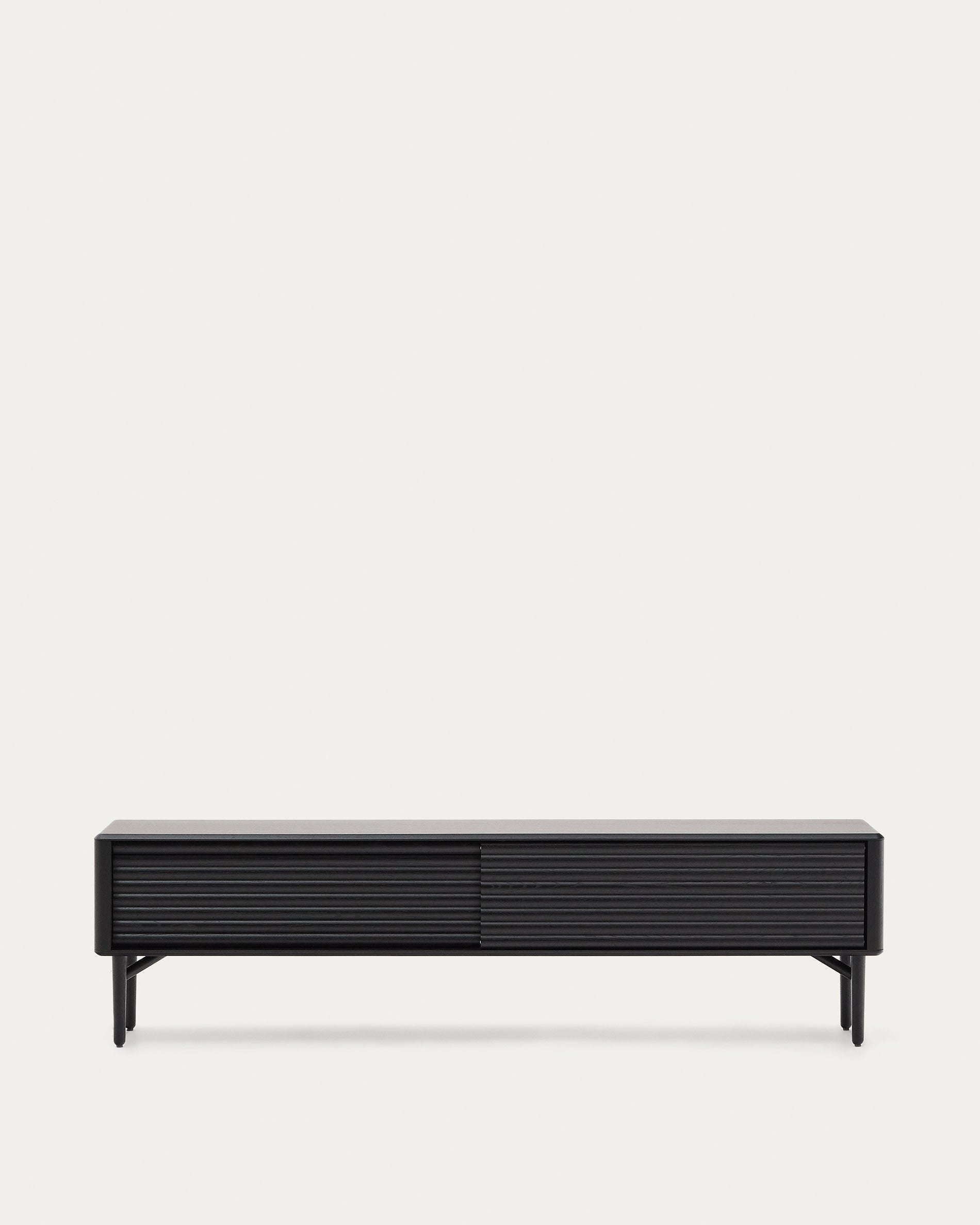 TV-Möbel Lenon 2 Türen Massivholz und Eichenfurnier schwarz 200x57 cm FSC Mix Kredit in Schwarz präsentiert im Onlineshop von KAQTU Design AG. Sideboard ist von Kave Home