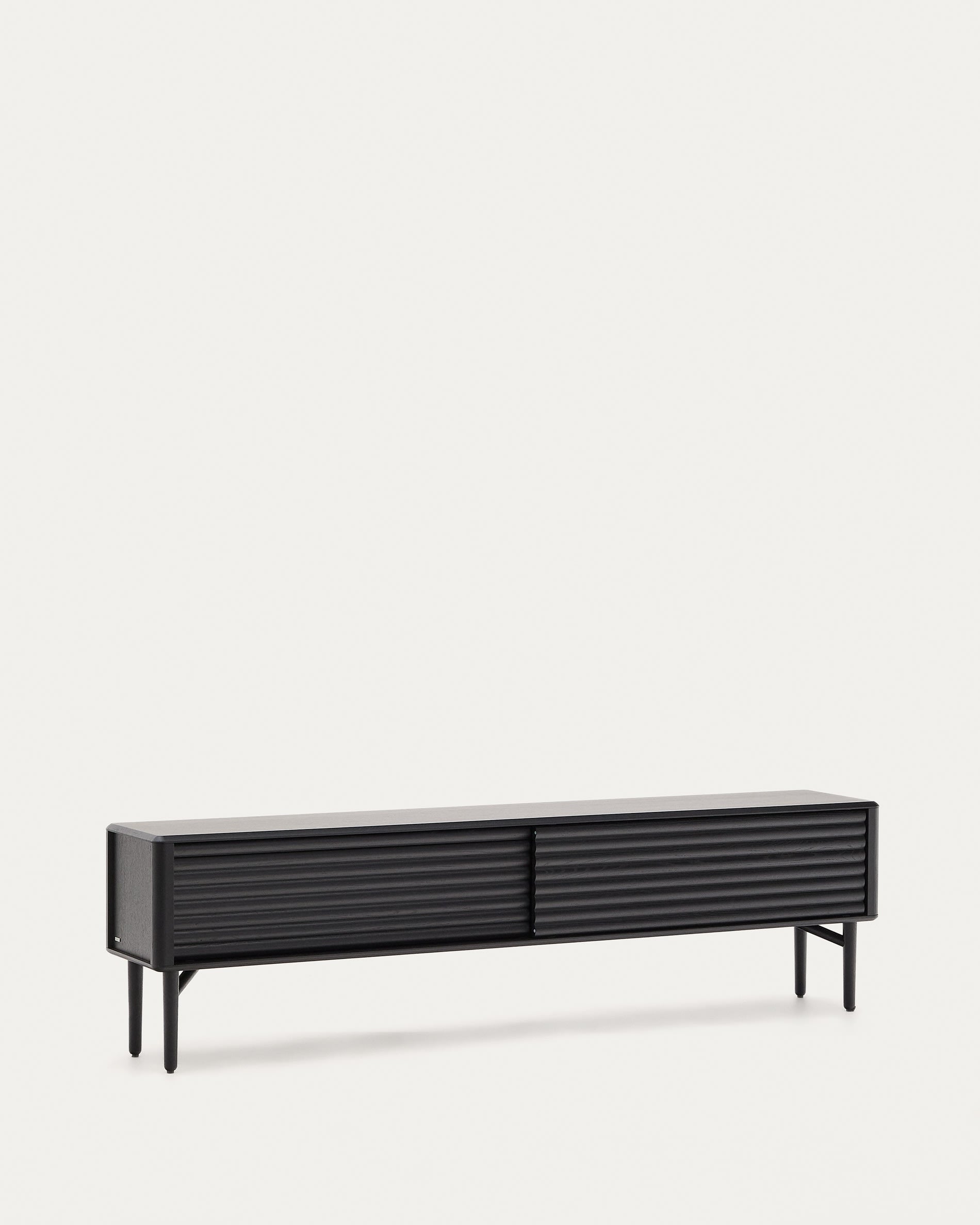 TV-Möbel Lenon 2 Türen Massivholz und Eichenfurnier schwarz 200x57 cm FSC Mix Kredit in Schwarz präsentiert im Onlineshop von KAQTU Design AG. Sideboard ist von Kave Home