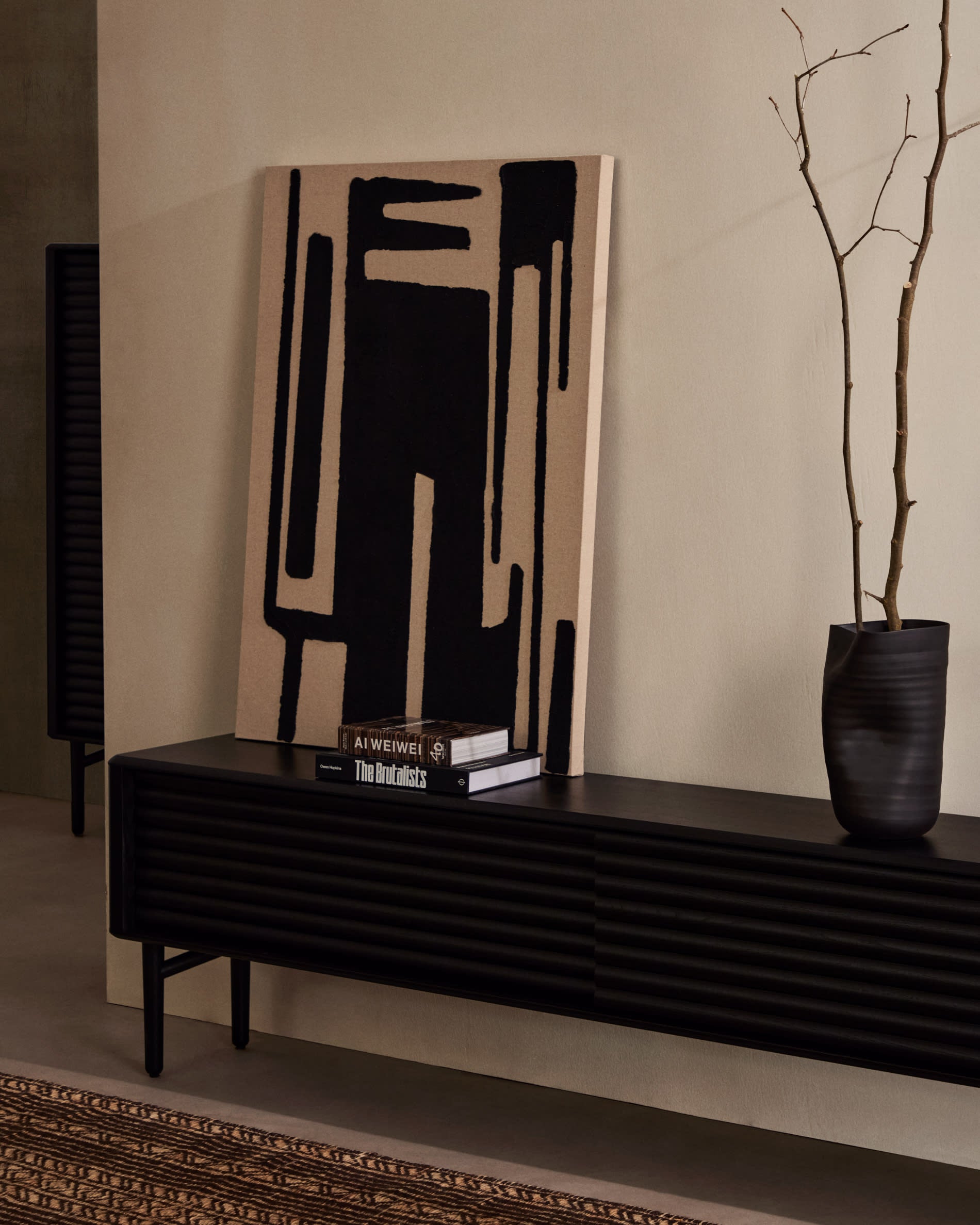 TV-Möbel Lenon 2 Türen Massivholz und Eichenfurnier schwarz 200x57 cm FSC Mix Kredit in Schwarz präsentiert im Onlineshop von KAQTU Design AG. Sideboard ist von Kave Home