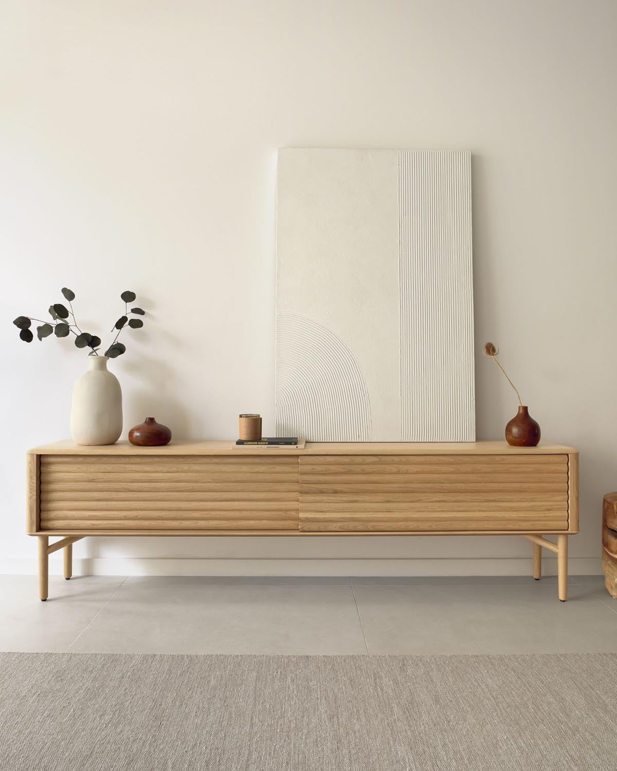 Lenon TV-Schrank 2 Türen aus massiver Eiche und Furnier 200 x 57 cm FSC MIX Credit in Natur präsentiert im Onlineshop von KAQTU Design AG. Sideboard ist von Kave Home