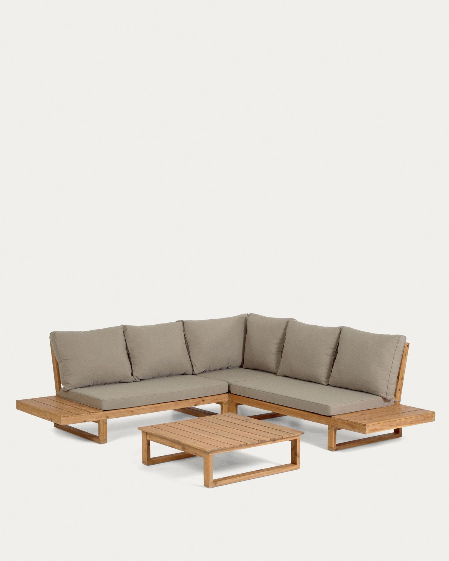 Set Flaviina 5-Sitzer Ecksofa und Tisch aus massivem Akazienholz FSC 100% in Beige präsentiert im Onlineshop von KAQTU Design AG. Lounge Sofa ist von Kave Home