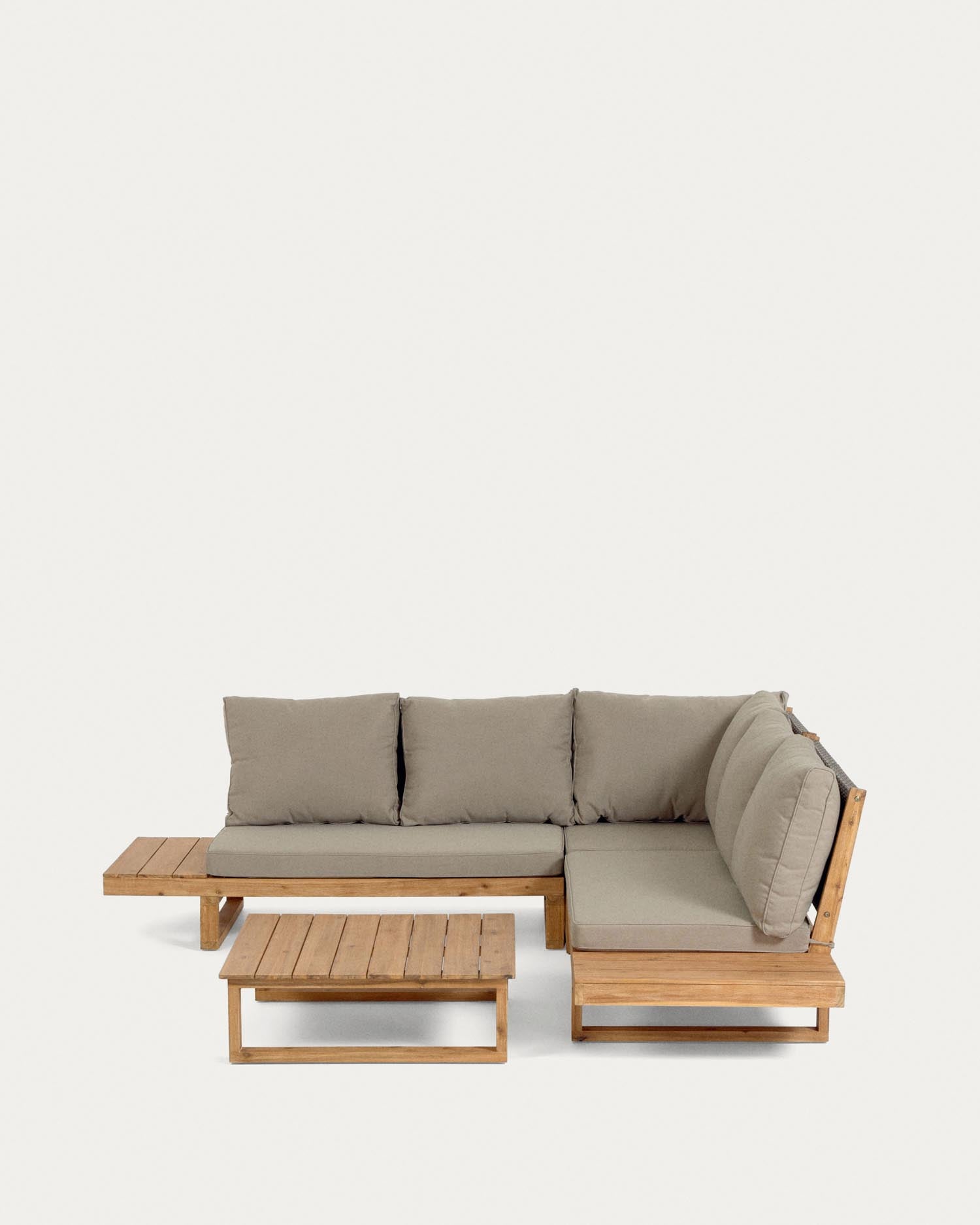 Set Flaviina 5-Sitzer Ecksofa und Tisch aus massivem Akazienholz FSC 100% in Beige präsentiert im Onlineshop von KAQTU Design AG. Lounge Sofa ist von Kave Home