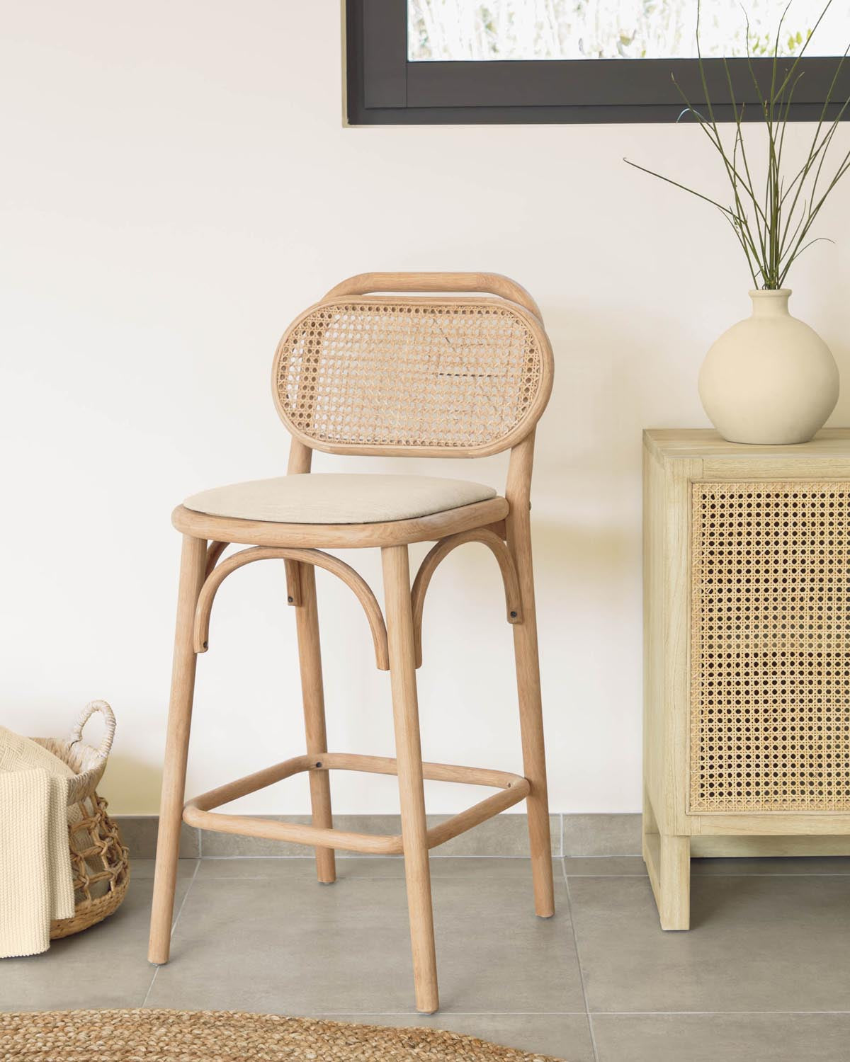 Doriane Hocker massive Eiche naturbelassen mit gepolstertem Sitz 65 cm hoch FSC Mix Credit in Natur präsentiert im Onlineshop von KAQTU Design AG. Hocker ist von Kave Home