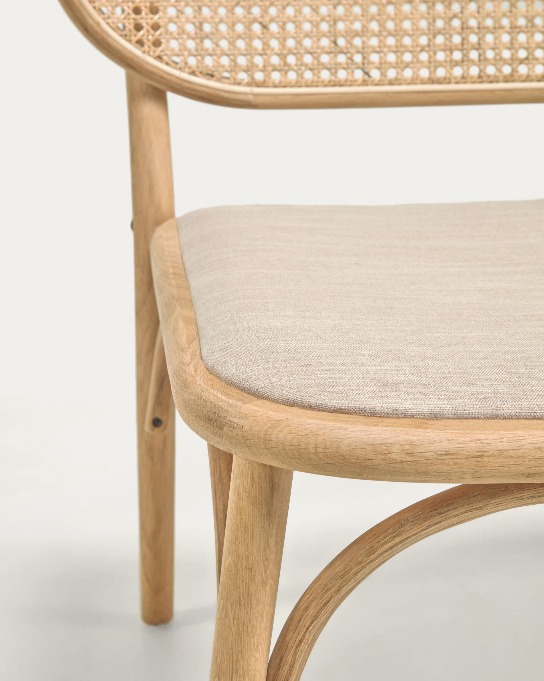 Doriane Sessel aus massiver Eiche mit Naturfinish und gepolstertem Sitz FSC Mix Credit in Braun präsentiert im Onlineshop von KAQTU Design AG. Sessel ist von Kave Home