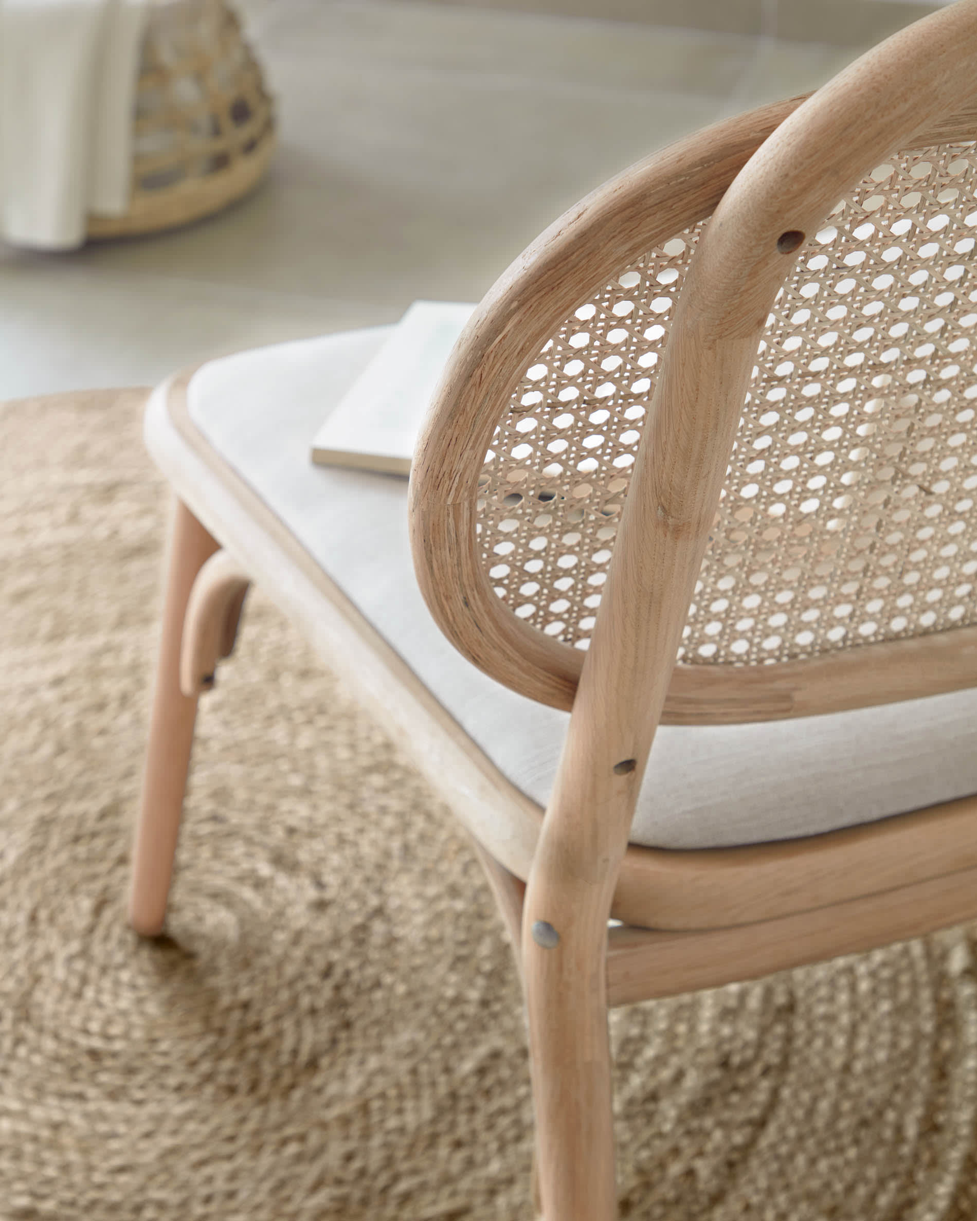 Doriane Sessel aus massiver Eiche mit Naturfinish und gepolstertem Sitz FSC Mix Credit in Braun präsentiert im Onlineshop von KAQTU Design AG. Sessel ist von Kave Home