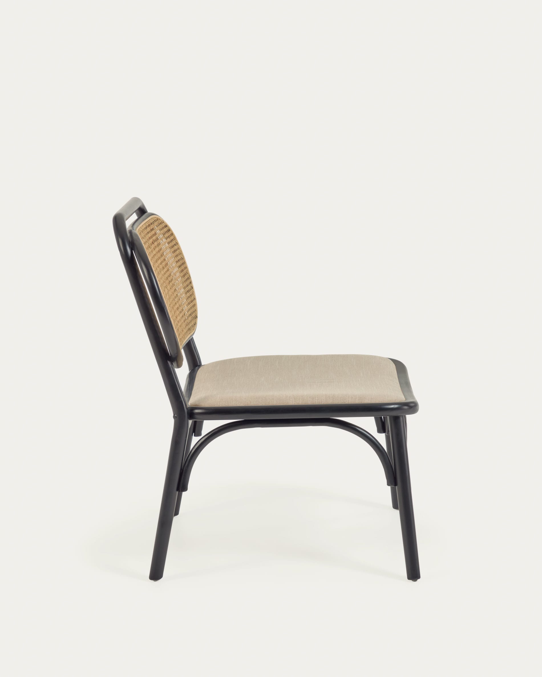 Doriane Sessel massive Ulme schwarzes Lackfinish gepolsterter Sitz in Schwarz präsentiert im Onlineshop von KAQTU Design AG. Sessel ist von Kave Home