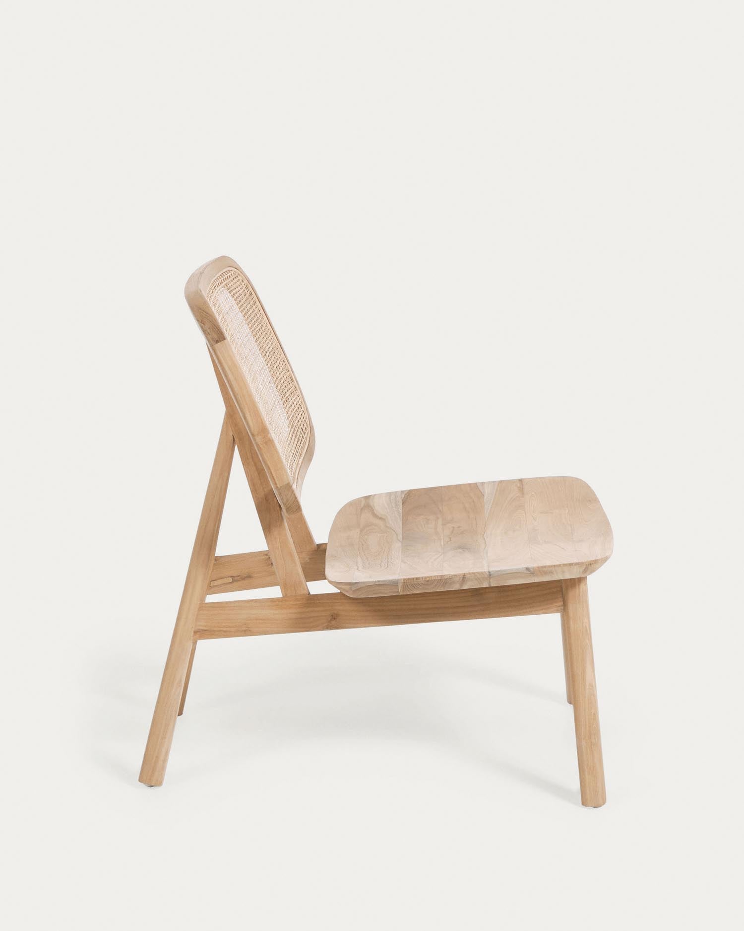 Nadra Sessel aus massivem Teakholz und Rattan in Braun präsentiert im Onlineshop von KAQTU Design AG. Sessel ist von Kave Home