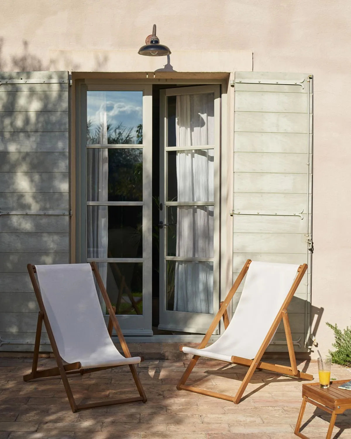 Eleganter Akazienholz-Liegestuhl in Beige, ideal für den Außenbereich.