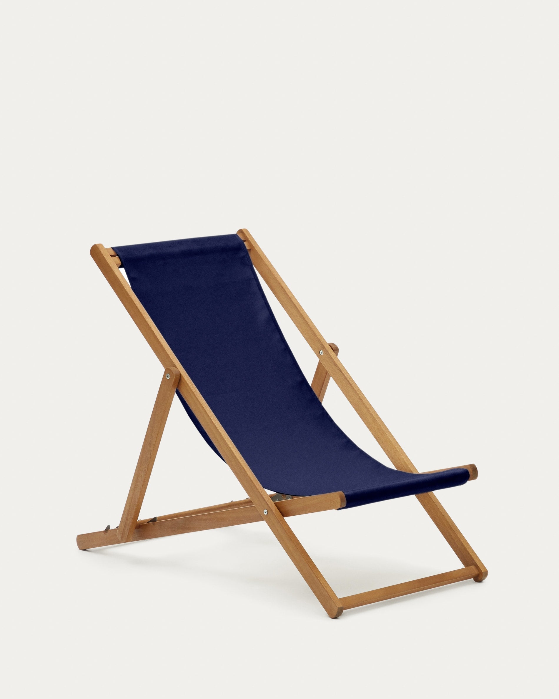 Klappbarer Outdoor-Liegestuhl Adredna in Blau aus massivem Akazienholz FSC 100% in Dunkelblau präsentiert im Onlineshop von KAQTU Design AG. Liegestuhl ist von Kave Home