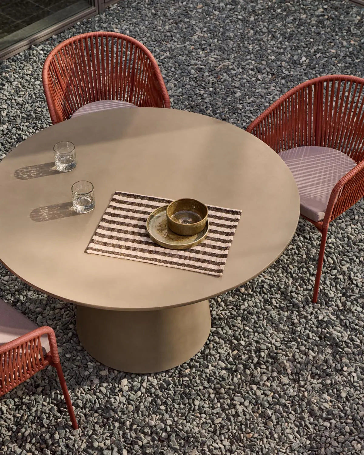 Itai runder Outdoor Tisch aus Zement Ø 120 cm in Natur präsentiert im Onlineshop von KAQTU Design AG. Gartentisch ist von Kave Home