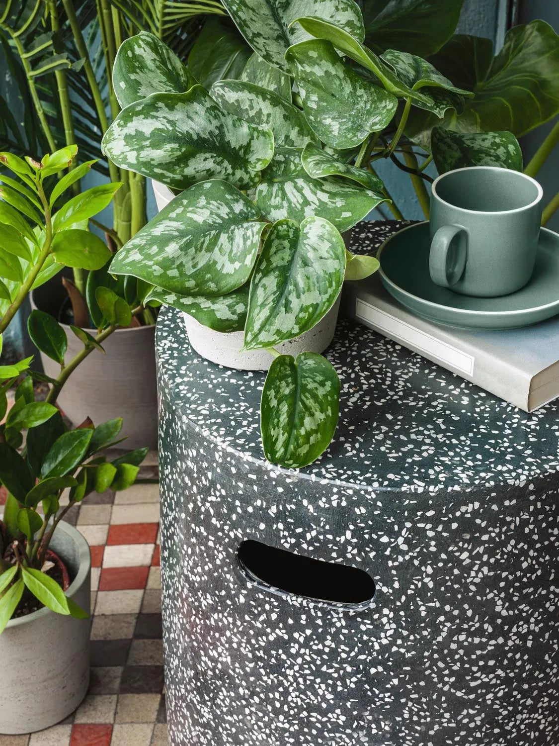 Jenell Fußablage aus Terrazzo schwarz Ø 35 cm in Schwarz präsentiert im Onlineshop von KAQTU Design AG. Hocker Outdoor ist von Kave Home