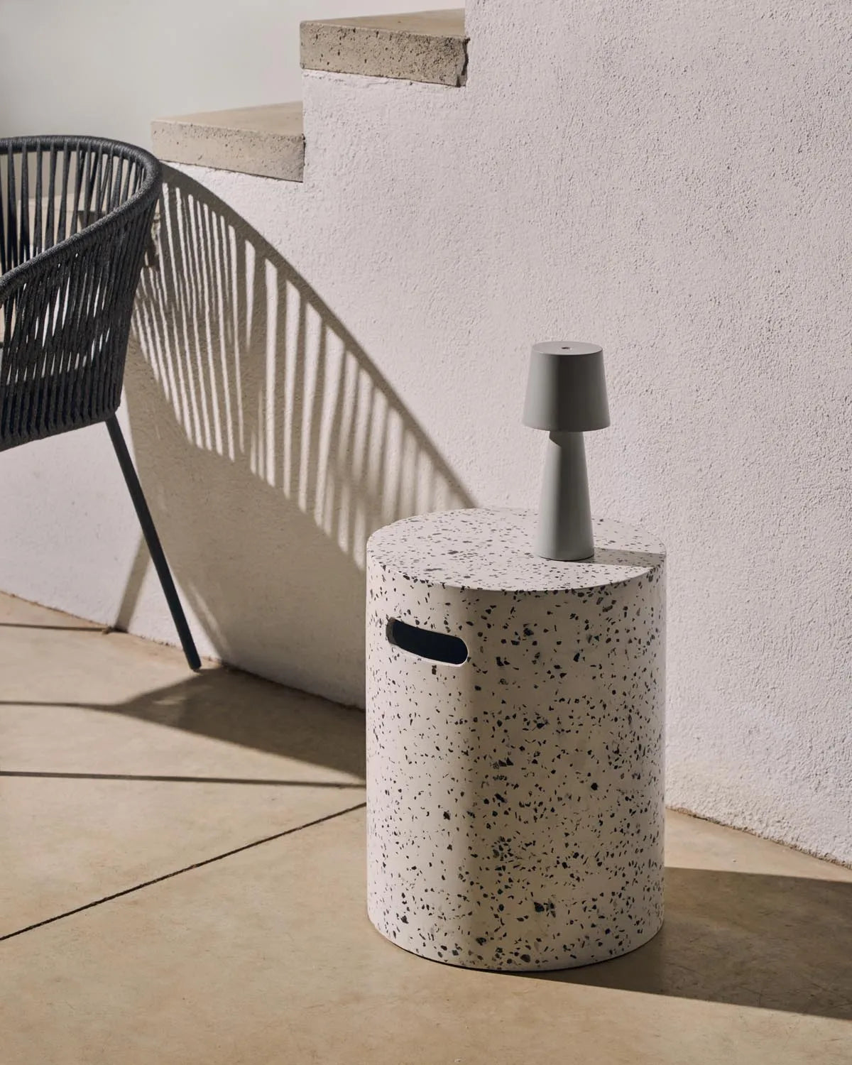 Elegante Terrazzo-Fußablage Jenell Ø 35 cm von Kave Home.