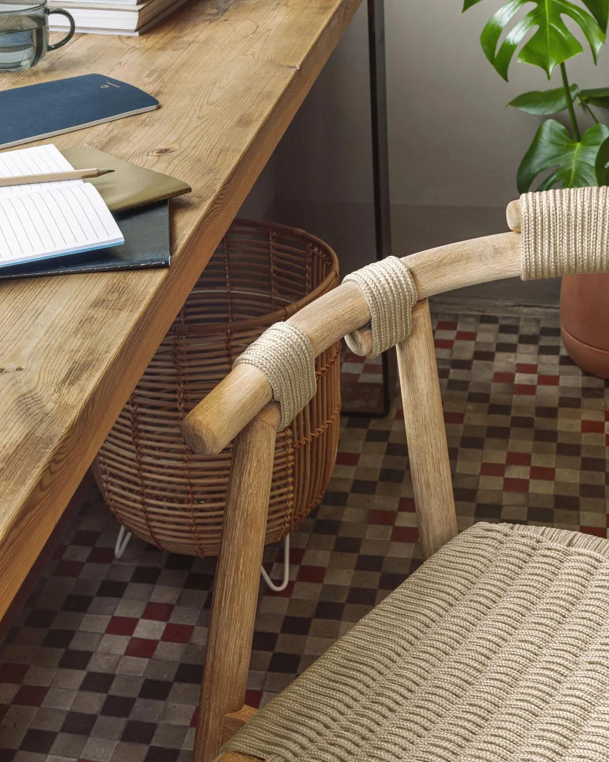 Majela stapelbarer Stuhl aus massivem Eukalyptusholz mit Finish Eichen-Optik und beigem Se in Beige präsentiert im Onlineshop von KAQTU Design AG. Gartenstuhl mit Armlehnen ist von Kave Home