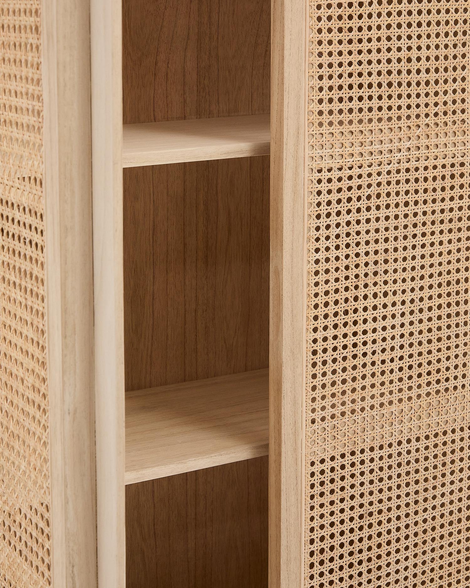 Rexit Schrank aus massivem Holz und Mindi Furnier mit Rattan 90 x 160 cm in Braun präsentiert im Onlineshop von KAQTU Design AG. Cabinet ist von Kave Home