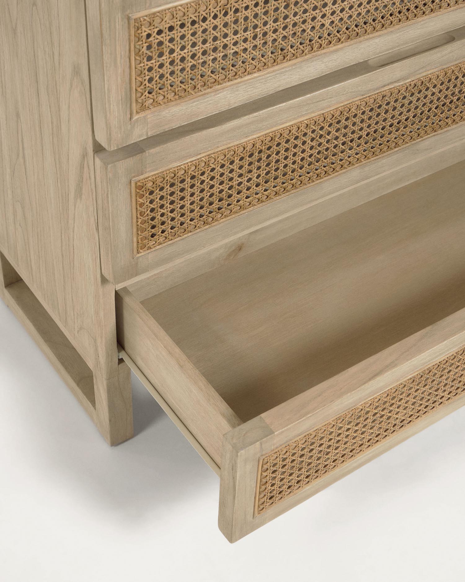 Rexit Kommode mit 4 Schubladen aus massivem Holz und Mindi Furnier mit Rattan 90 x 93 cm in Braun präsentiert im Onlineshop von KAQTU Design AG. High-Sideboard ist von Kave Home