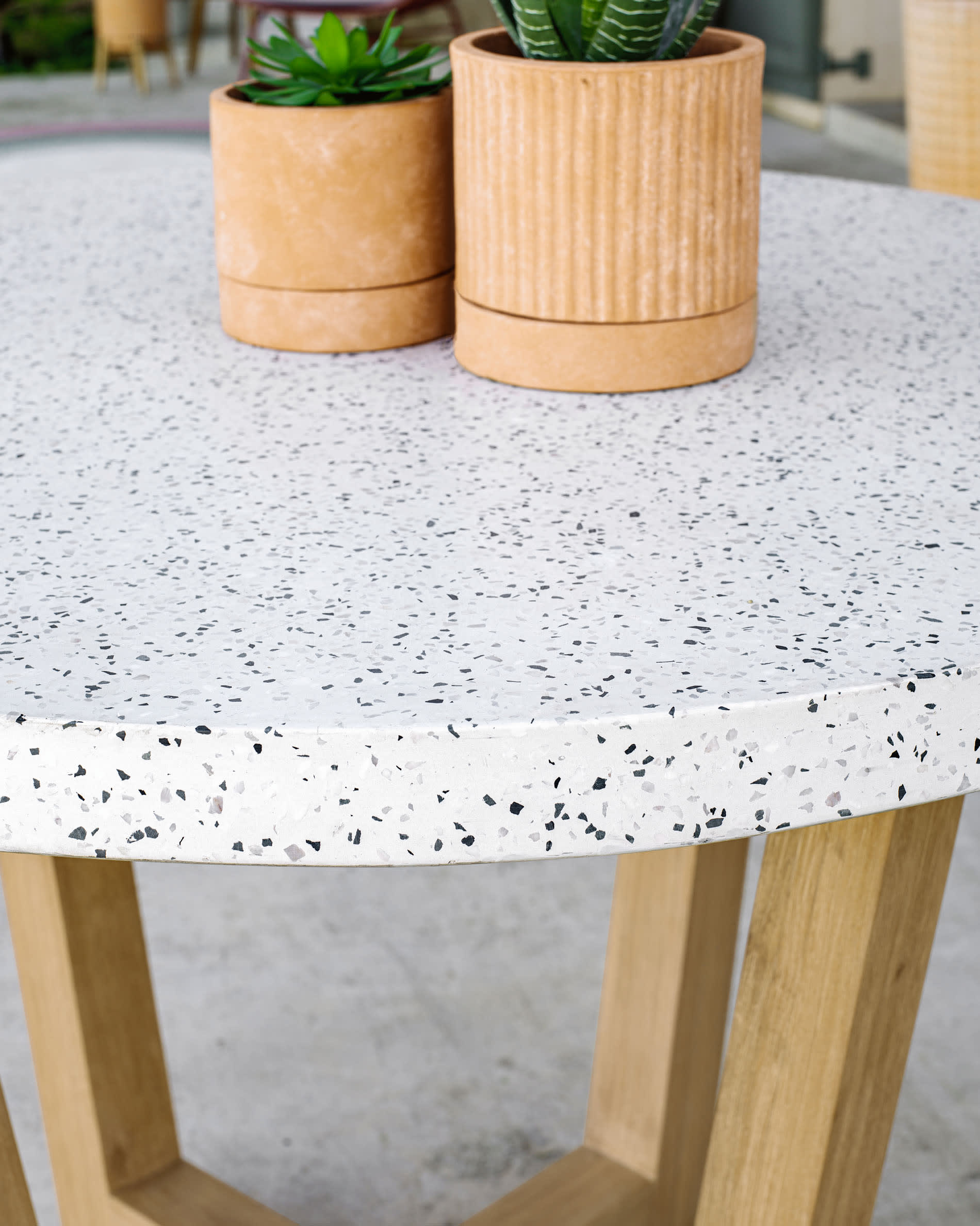 Shanelle runder Tisch aus weissem Terrazzo und massivem Akazienholz Ø 120 cm in Weiß präsentiert im Onlineshop von KAQTU Design AG. Gartentisch ist von Kave Home