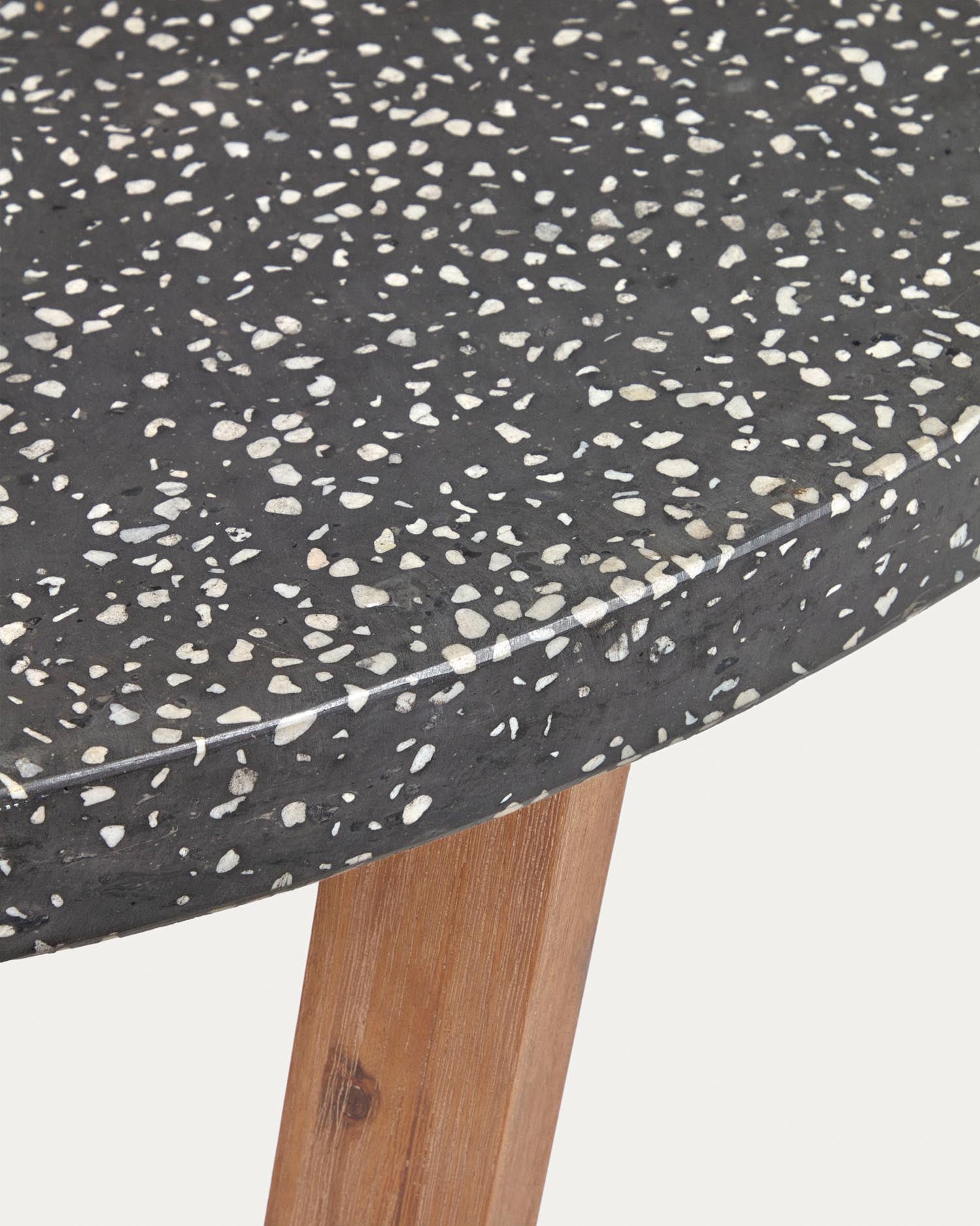 Shanelle runder Tisch aus schwarzem Terrazzo und massivem Akazienholz Ø 120 cm in Schwarz präsentiert im Onlineshop von KAQTU Design AG. Gartentisch ist von Kave Home