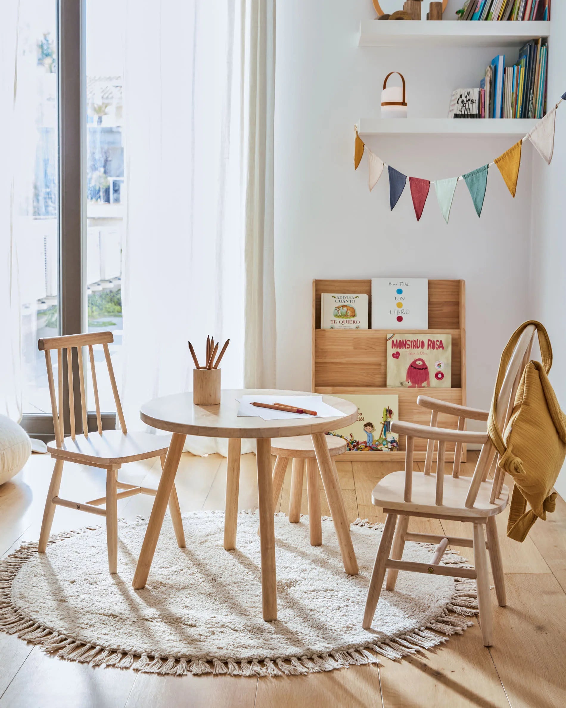 Der Kinderhocker Dilcia aus massivem Kautschukholz ist robust, stilvoll und ideal für kreative Kinder.