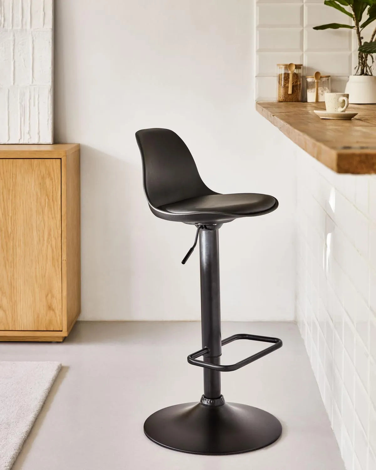 Moderner Hocker Orlando-T: Stilvoller Komfort in Schwarz von Kave Home.