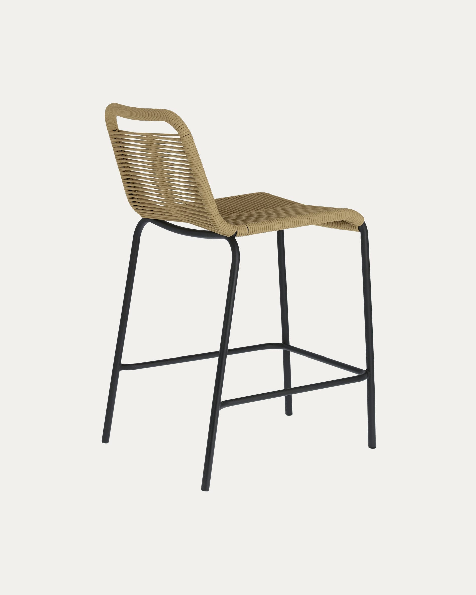 Lambton Hocker aus braunem Seil und Stahl mit schwarzem Finish Höhe 62 cm in Braun präsentiert im Onlineshop von KAQTU Design AG. Hocker Outdoor ist von Kave Home