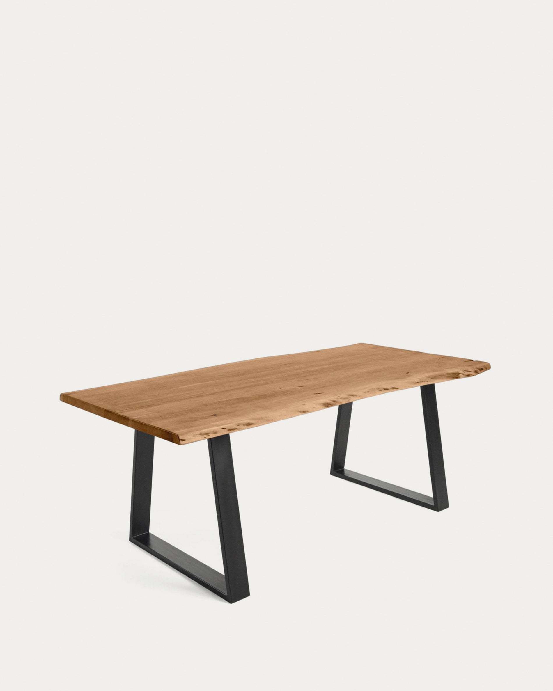 Alaia Tisch 180 x 90 cm aus massivem Akazienholz und schwarzen Stahlbeinen in Braun präsentiert im Onlineshop von KAQTU Design AG. Esstisch ist von Kave Home