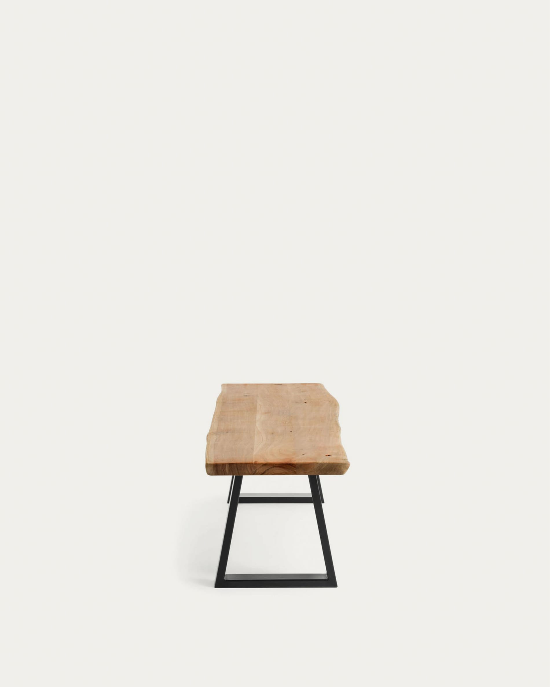 Alaia Bank aus massivem Akazienholz und Stahl schwarz lackiert 160 cm in Braun präsentiert im Onlineshop von KAQTU Design AG. Sitzbank ist von Kave Home