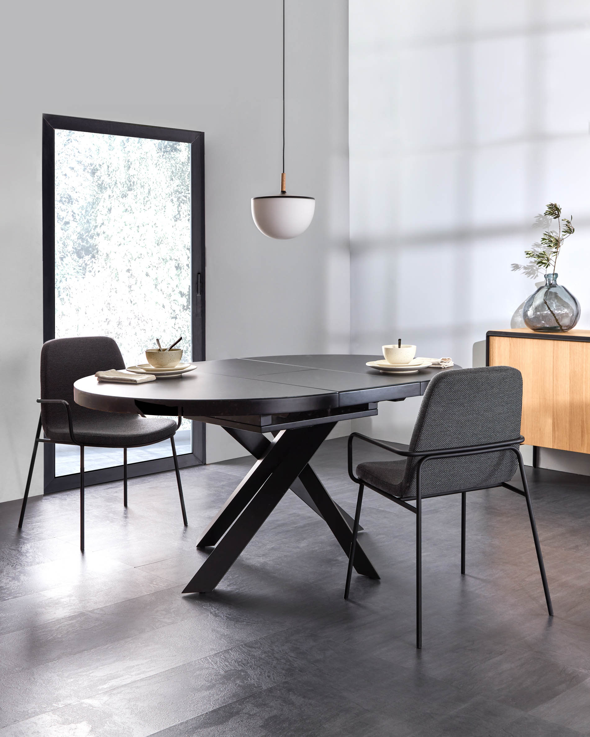 Vashti runder Ausziehtisch aus Glas und Stahlbeine mit schwarzem Finish Ø 120 (160) cm in Schwarz präsentiert im Onlineshop von KAQTU Design AG. Esstisch ist von Kave Home