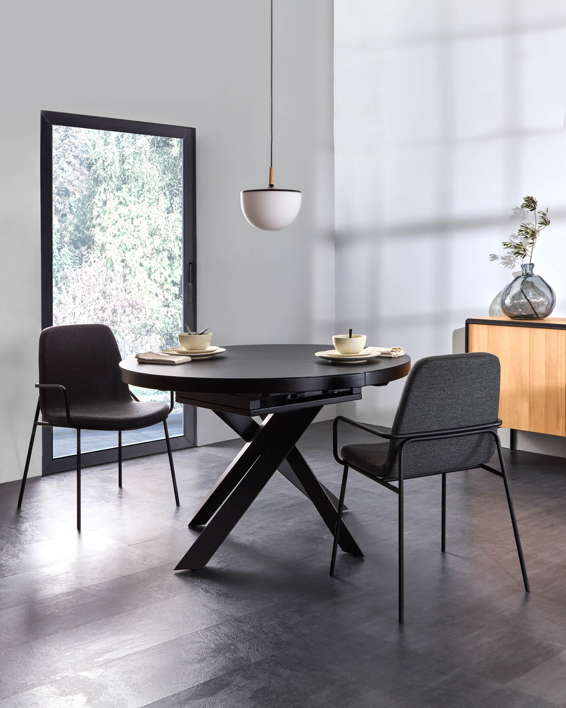 Vashti runder Ausziehtisch aus Glas und Stahlbeine mit schwarzem Finish Ø 120 (160) cm in Schwarz präsentiert im Onlineshop von KAQTU Design AG. Esstisch ist von Kave Home