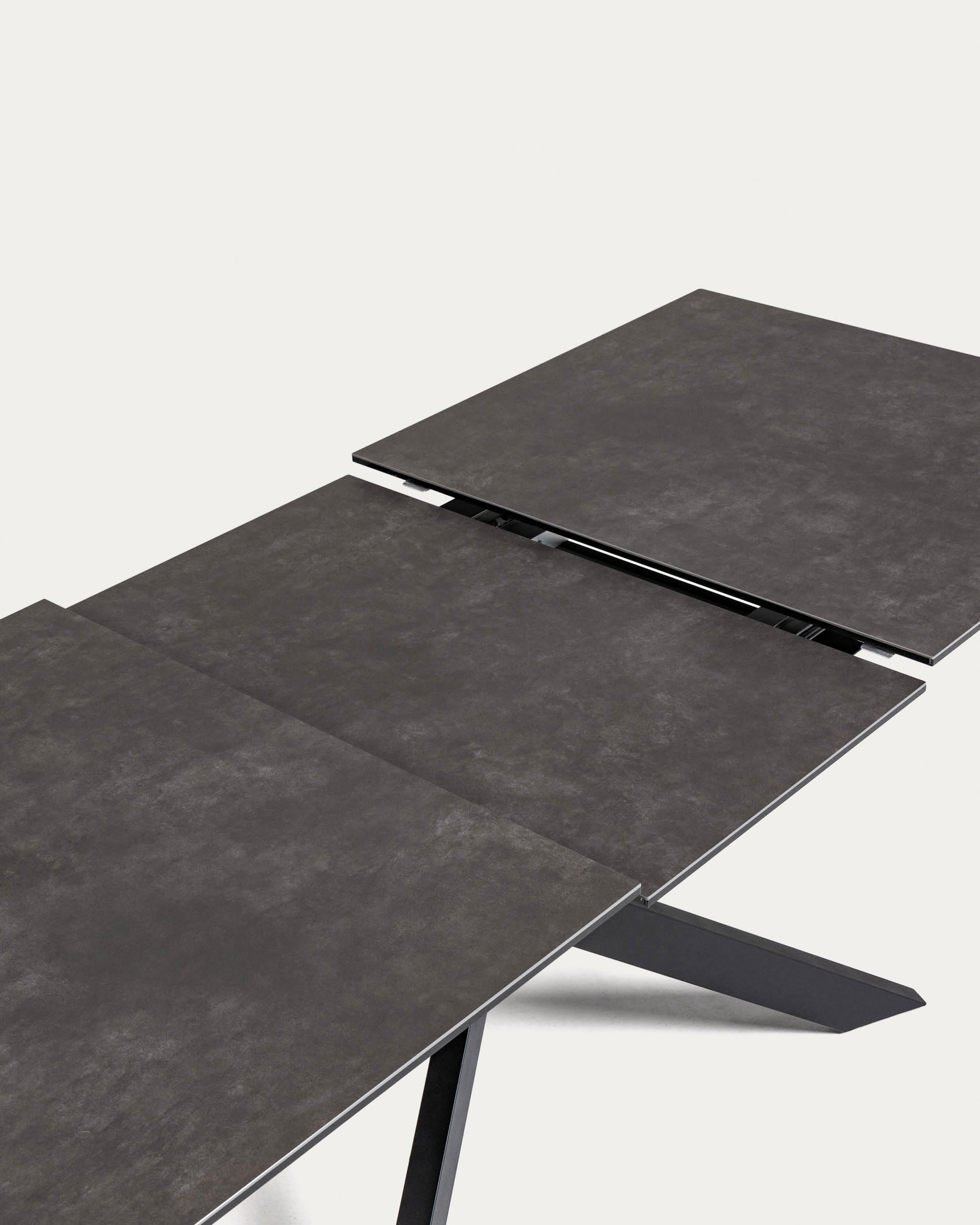 Atminda ausziehbarer Tisch 160 (210) x 90 cm Feinsteinzeugplatte und schwarze Stahlbeine in Schwarz präsentiert im Onlineshop von KAQTU Design AG. Esstisch ist von Kave Home