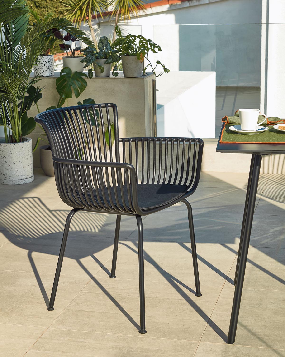 Outdoor Stuhl Surpika schwarz in Schwarz präsentiert im Onlineshop von KAQTU Design AG. Gartenstuhl mit Armlehnen ist von Kave Home